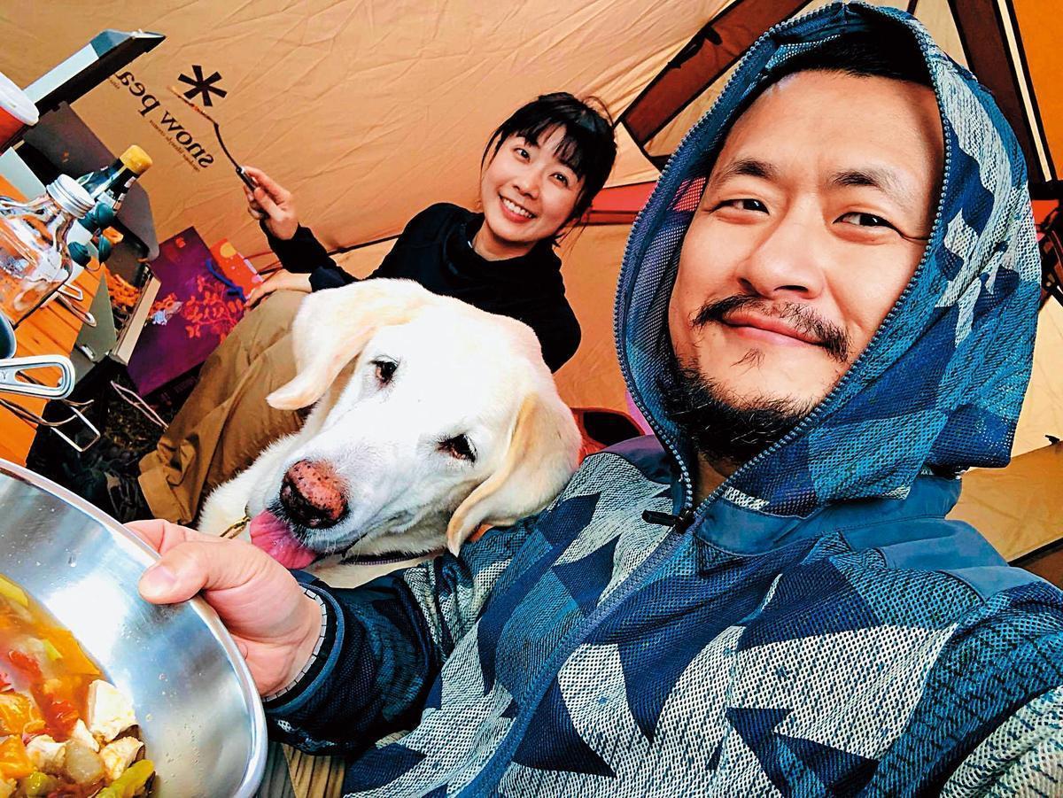 九把刀婚前海外出差，周亭羽及著他的狗狗出門散步，成為兩人戀情系列報導之一。（翻攝自九把刀臉書）