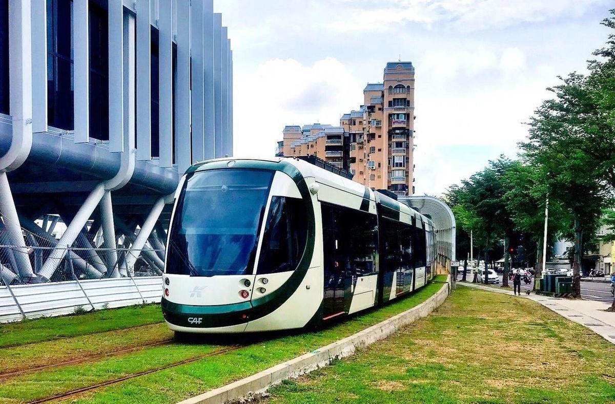 又有騎士因為違規右轉而撞上高雄輕軌，高捷表示，若警方調查確認騎士違規肇事，將對其提出求償。（翻攝自高雄捷運x高雄輕軌臉書粉專）