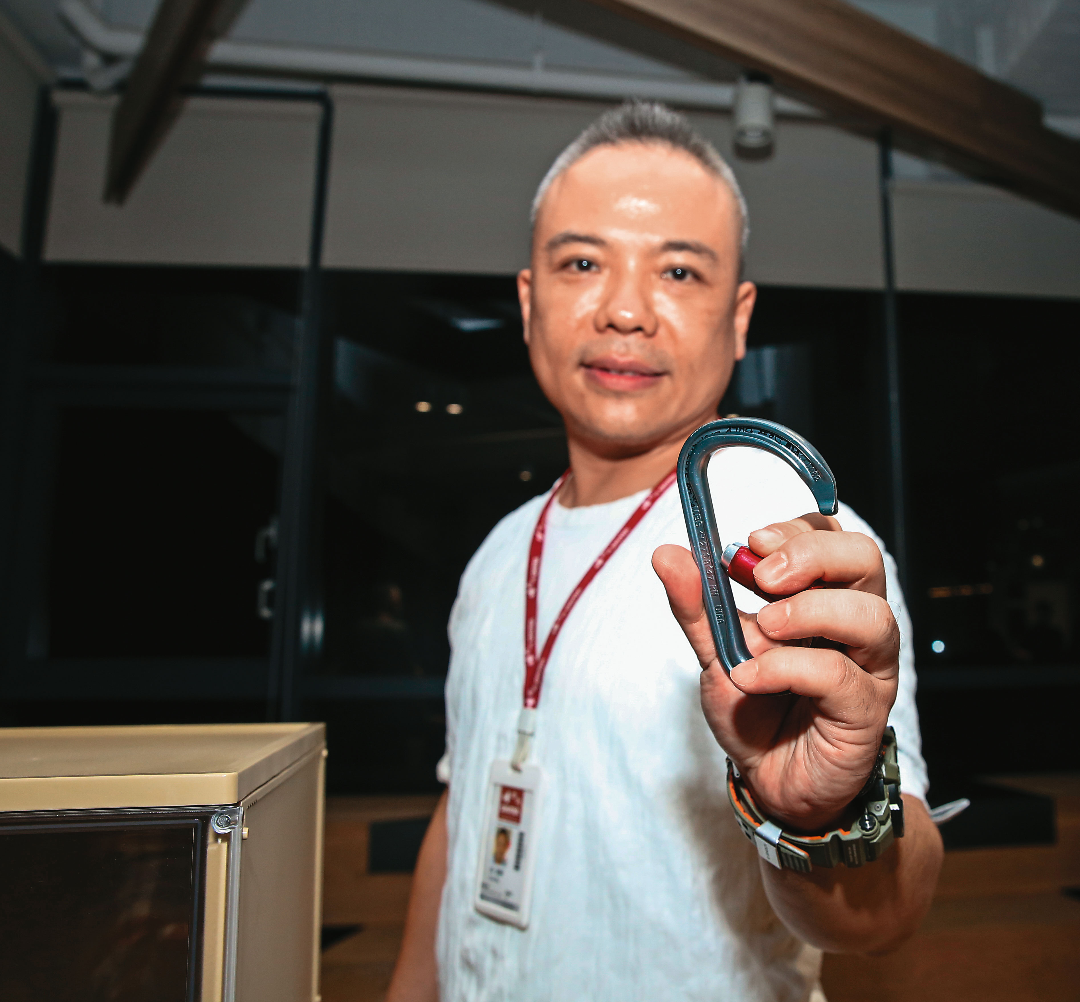 吳宜叡隨身攜帶攀岩扣環，用來提醒自己遠比想像中勇敢。