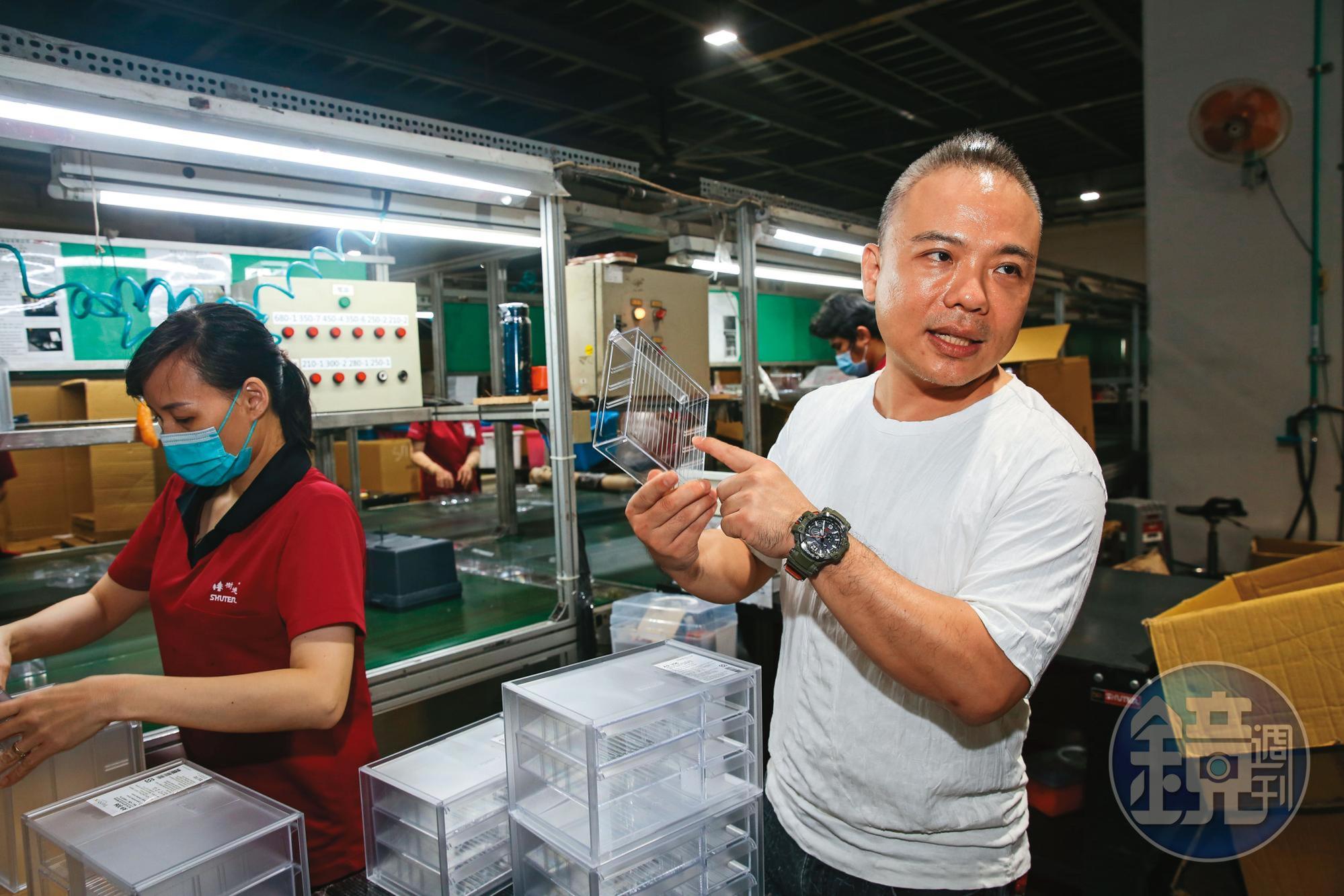 吳宜叡（右）強調，樹德的塑膠原料都來自台塑、李長榮各大廠，再用獨家配方強化，特別耐用。