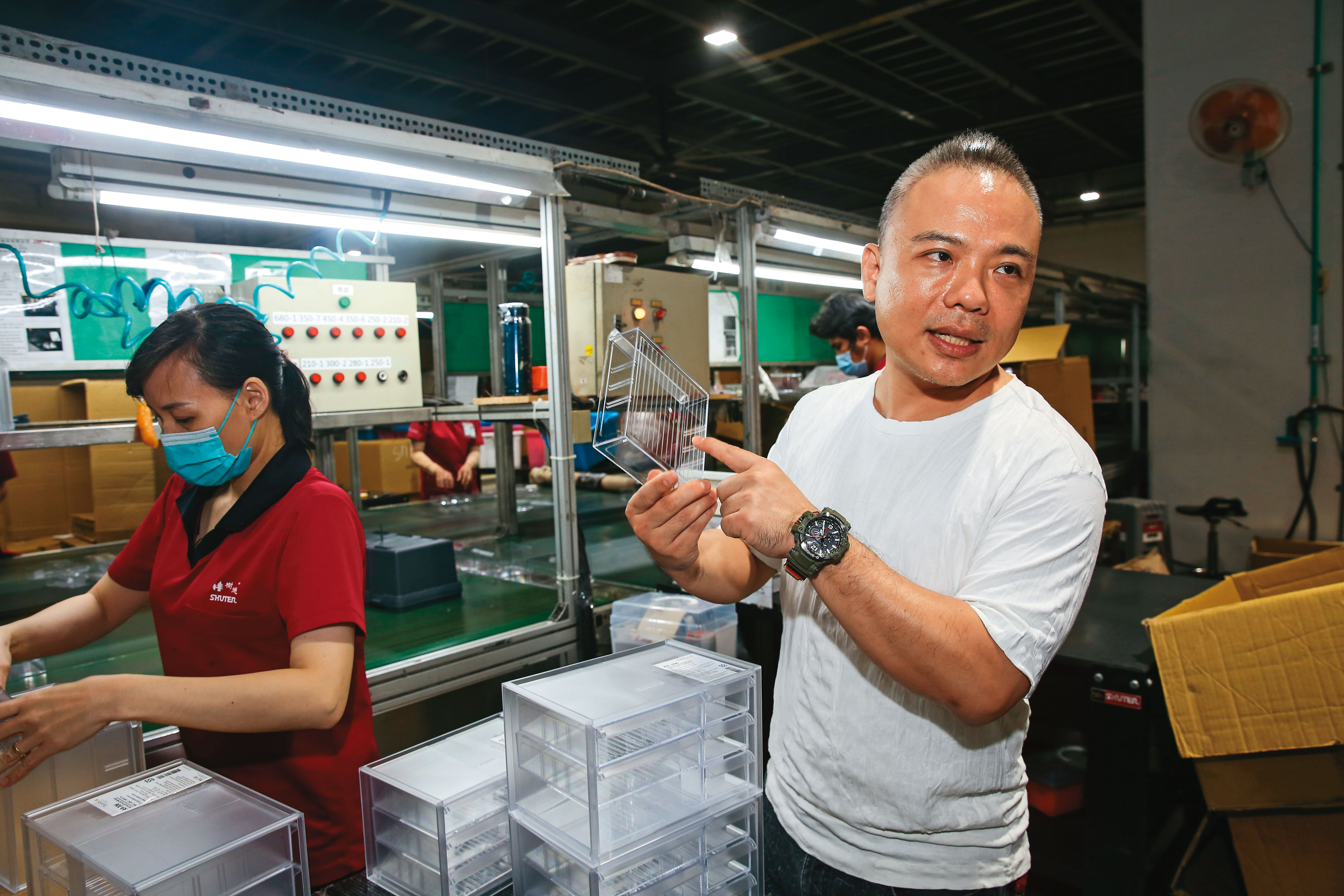 吳宜叡（右）強調，樹德的塑膠原料都來自台塑、李長榮各大廠，再用獨家配方強化，特別耐用。