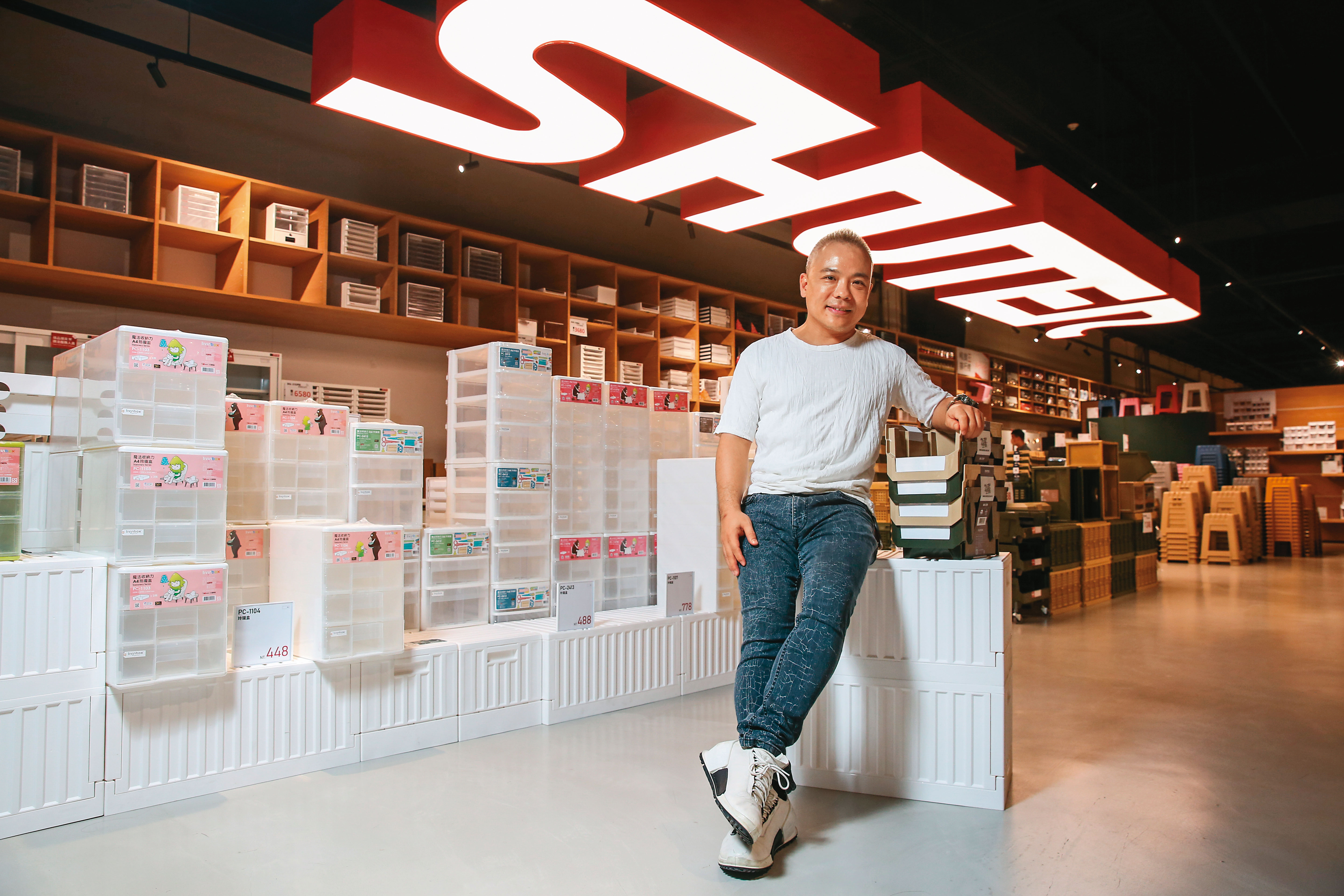 吳宜叡在樹德遭逢大火後返家接班幫忙，以敏銳美感推專利設計，帶領樹德站上台灣市占第一。