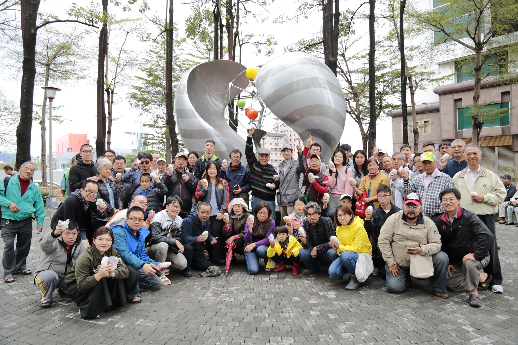 2020年紀念二七部隊活動，百歲的鍾逸人部隊長與大家舉起飯丸。（讀者提供）