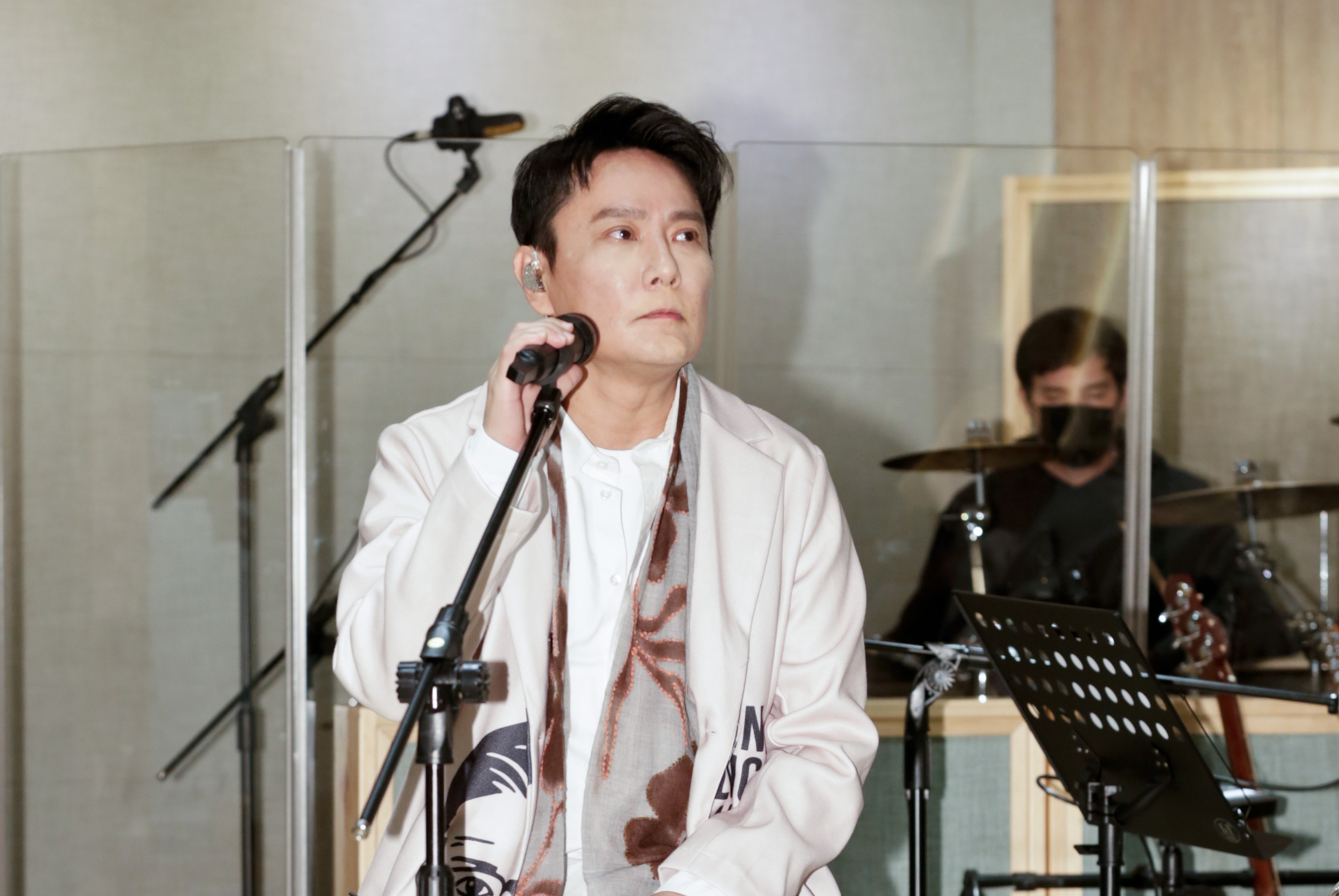 張信哲為2月25日的《未來式2.0》小巨蛋演唱會練團。