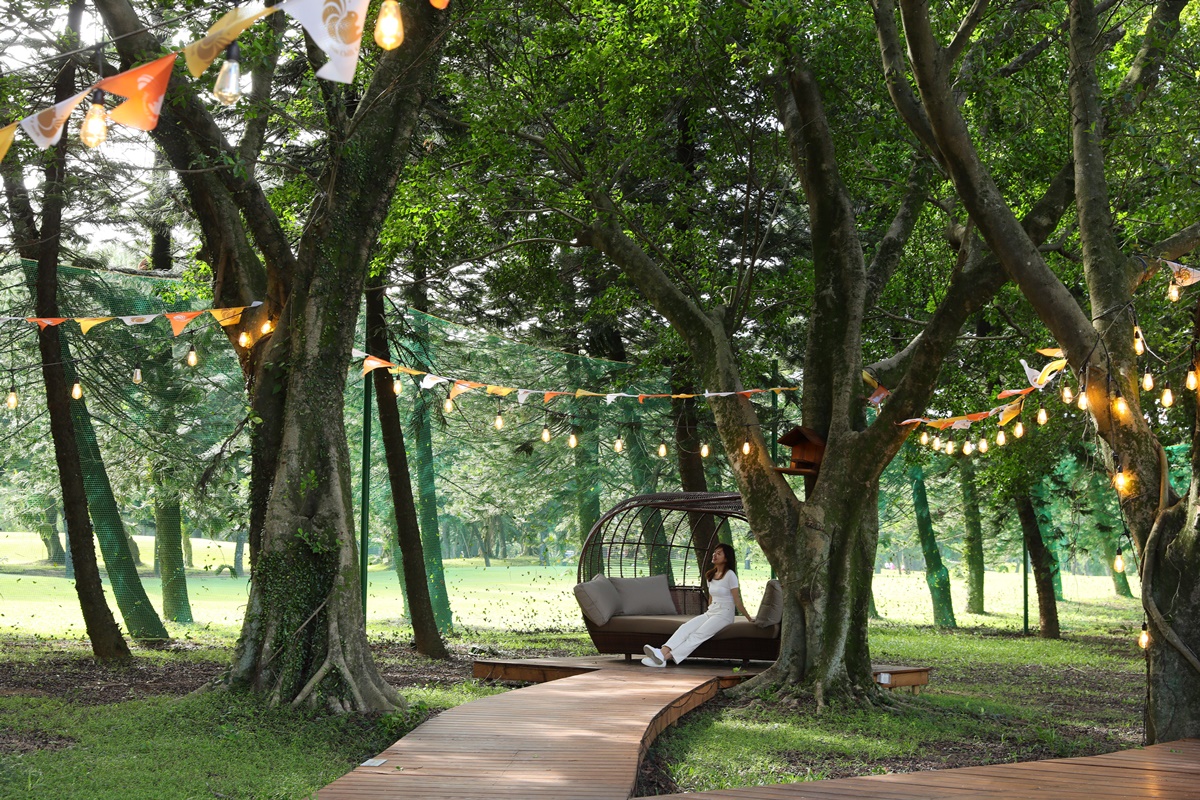 全包式奢華露營體驗可以暫時遠離喧囂，享受被綠意環繞的山林假期。