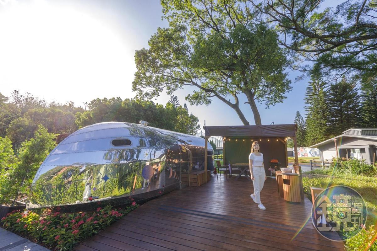 露營車皆有南方松木棧板專屬空間,能坐在戶外沐浴大自然美景。