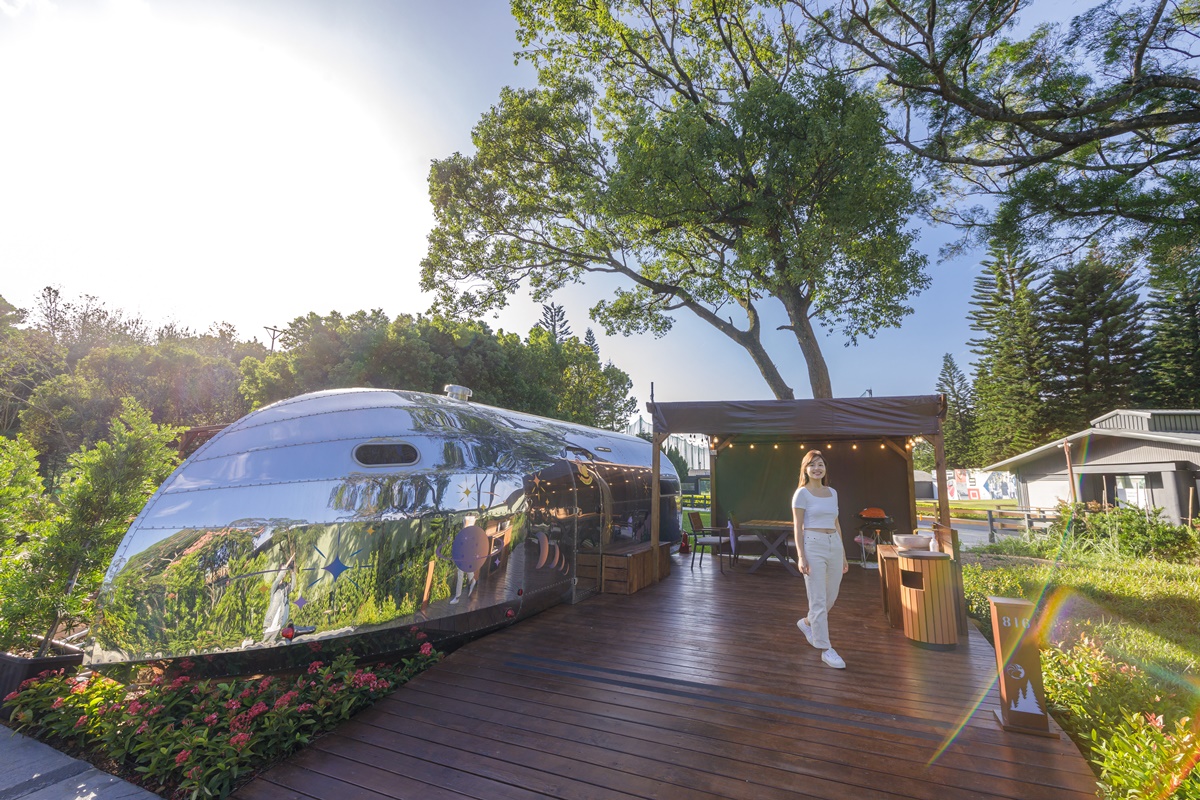露營車皆有南方松木棧板專屬空間，能坐在戶外沐浴大自然美景。