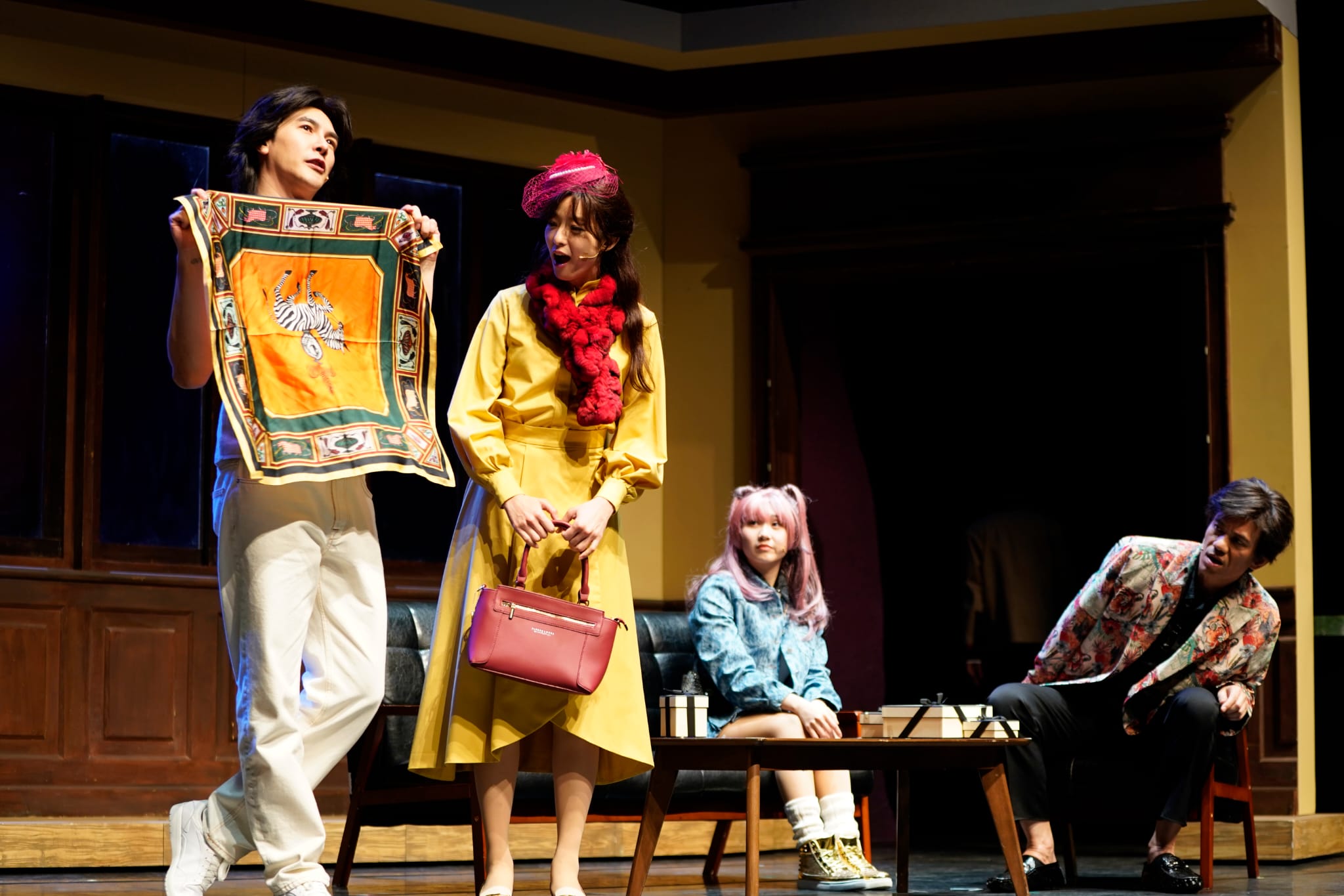 賴雅妍戲中與謝佳見交往20年，但他最後面對自己喜歡的不是女生，而反悔不結婚了。（全民大劇團提供）