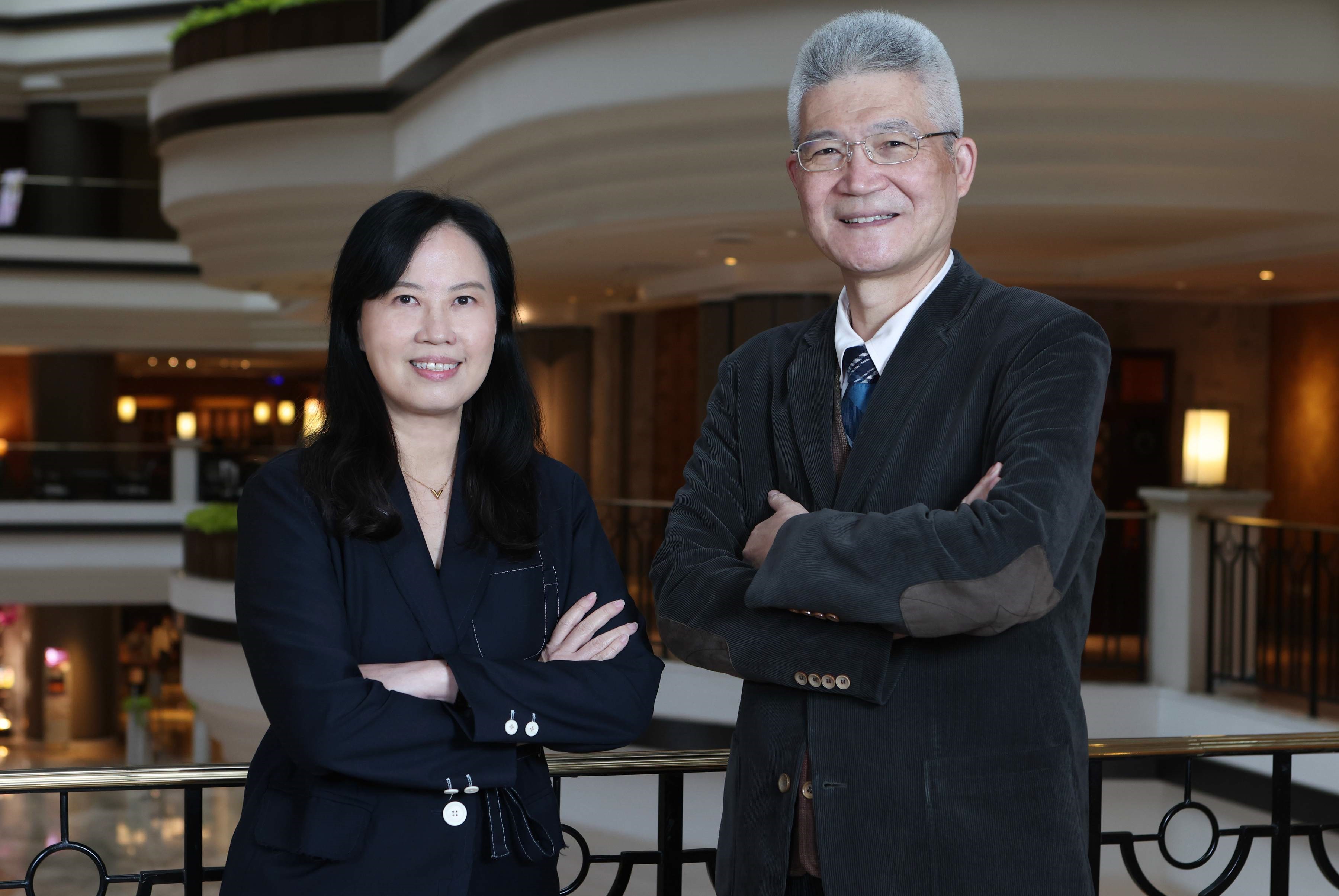 公視總經理徐秋華（左）、董事長胡元輝經董事會討論後，今宣布年度重要計畫。（公視提供）