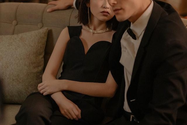 英國一名美容師疑因嗑藥過量，竟宛如喪屍般攻擊男友，咬掉他的鼻子。(示意圖 pexel)