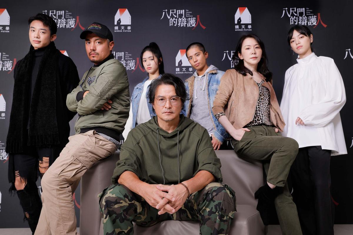 公視今年推出重磅戲劇《八尺門的辯護人》,主要演員包括初孟軒(左起)、范逸臣、雷嘉汭、李銘順、Trevyn、潘儀君、陸夏。(鏡文學提供)