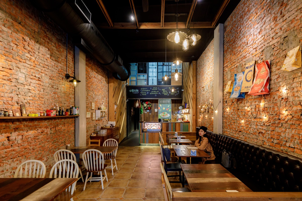 走進店內別有洞天，挑高設計讓老屋視覺感更寬敞。