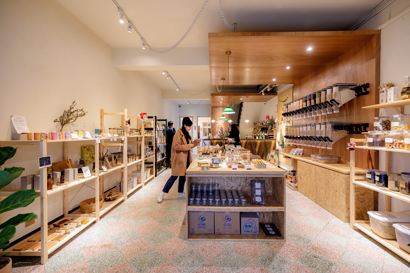 「日日籽商行」是無包裝雜貨鋪、環保選物空間、咖啡廳，也是二手古著店。