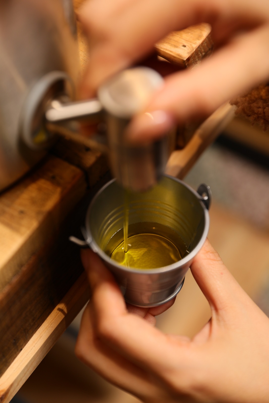 裸賣食材不僅穀物、豆類,連橄欖油都能依照需要的量購買。