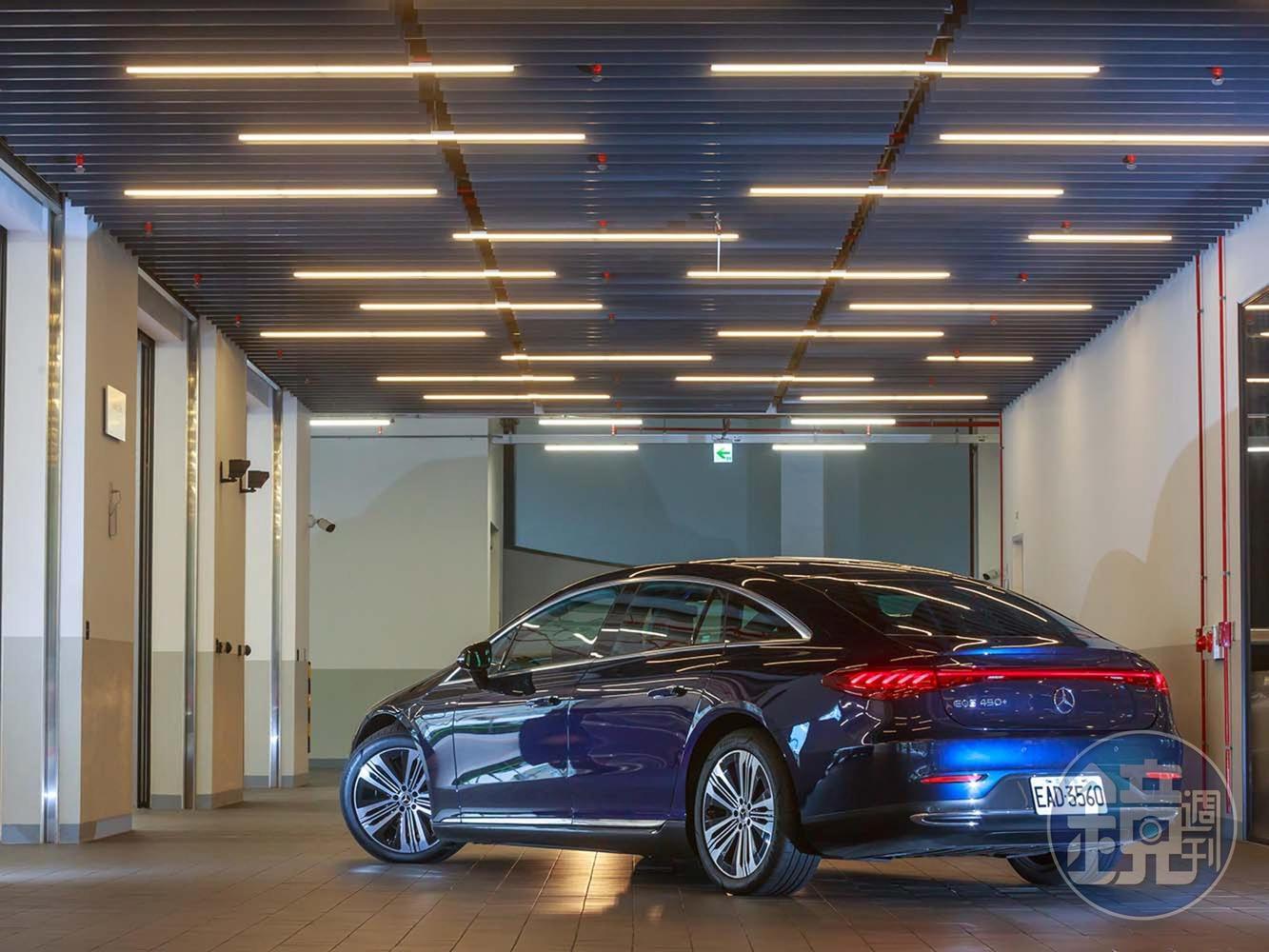 EQS的外觀相較於中規中矩的S-Class，造型更偏向轎跑車。