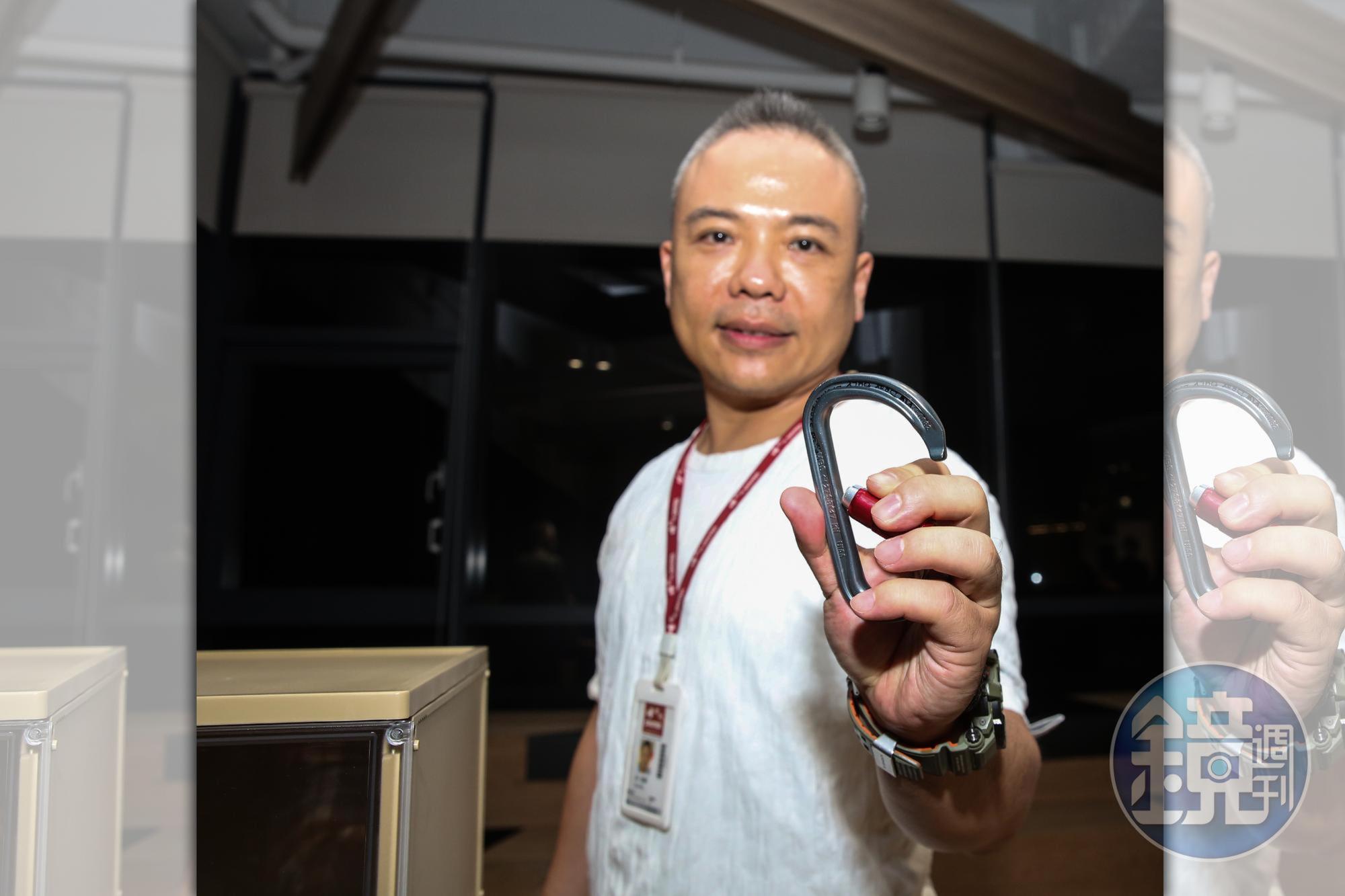 吳宜叡隨身攜帶攀岩扣環,用來提醒自己遠比想像中勇敢。