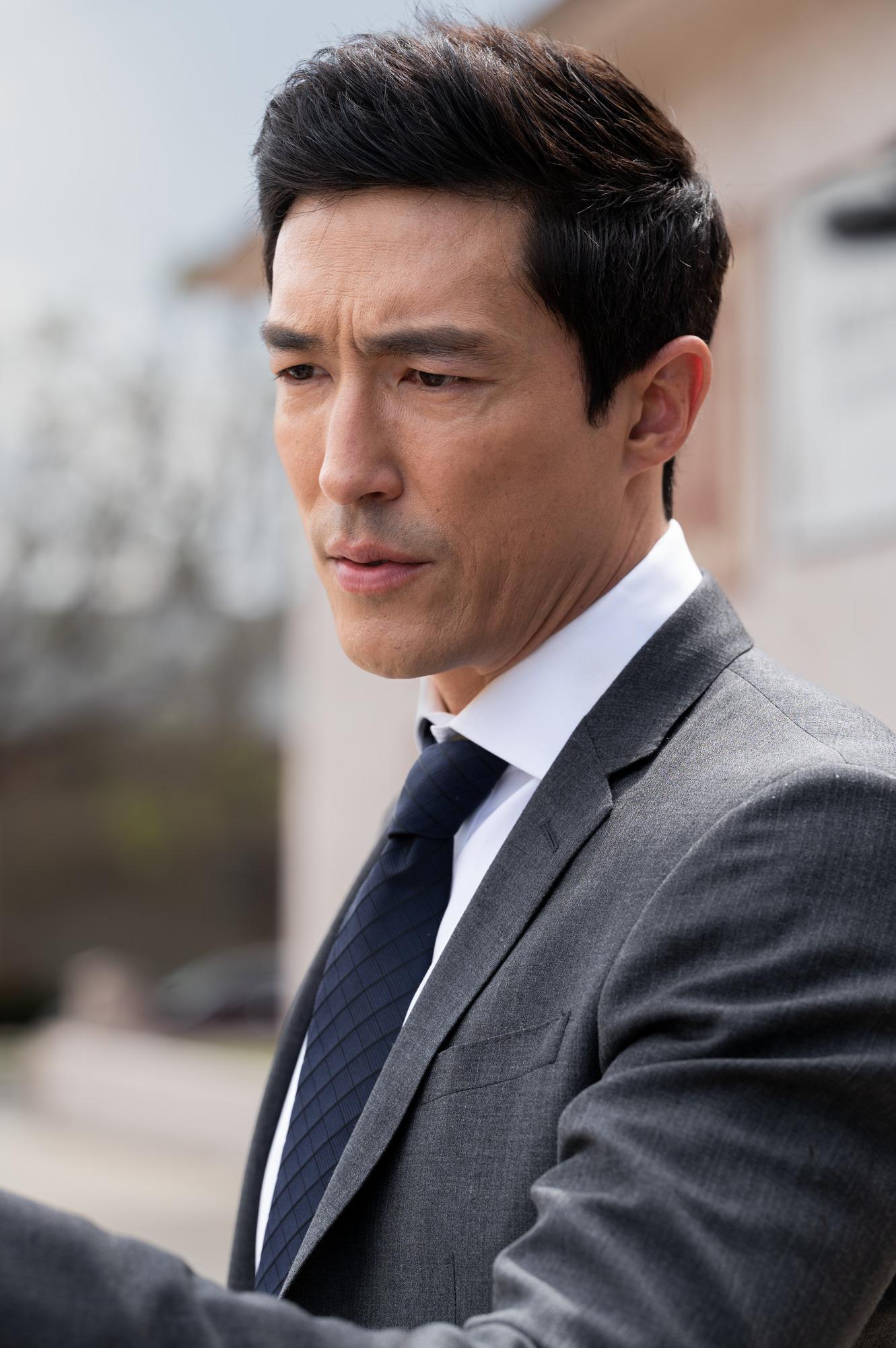 韓裔混血男星丹尼爾海尼帥氣扮演FBI探員,協助女主角瓊恩搜尋媽媽。(索尼)