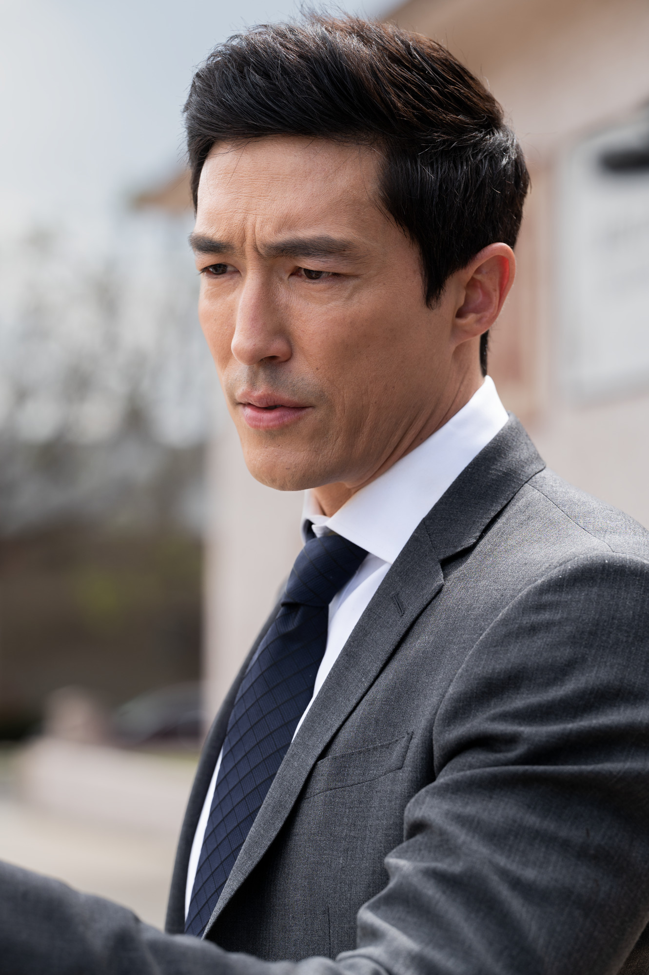 韓裔混血男星丹尼爾海尼帥氣扮演FBI探員，協助女主角瓊恩搜尋媽媽。（索尼）
