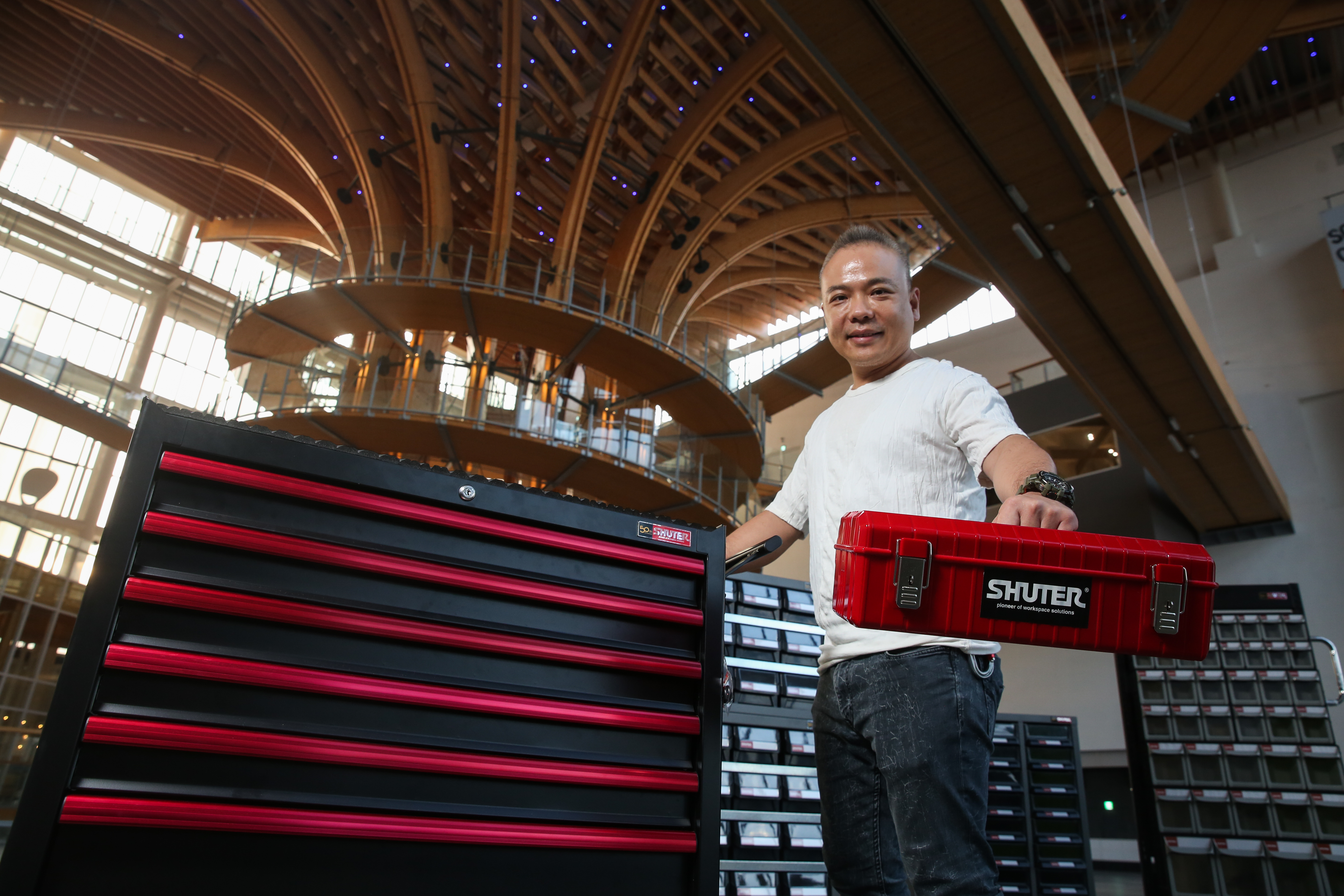 吳宜叡在樹德遭逢大火後返家接班幫忙，以敏銳美感推專利設計，帶領樹德站上台灣市占第一。