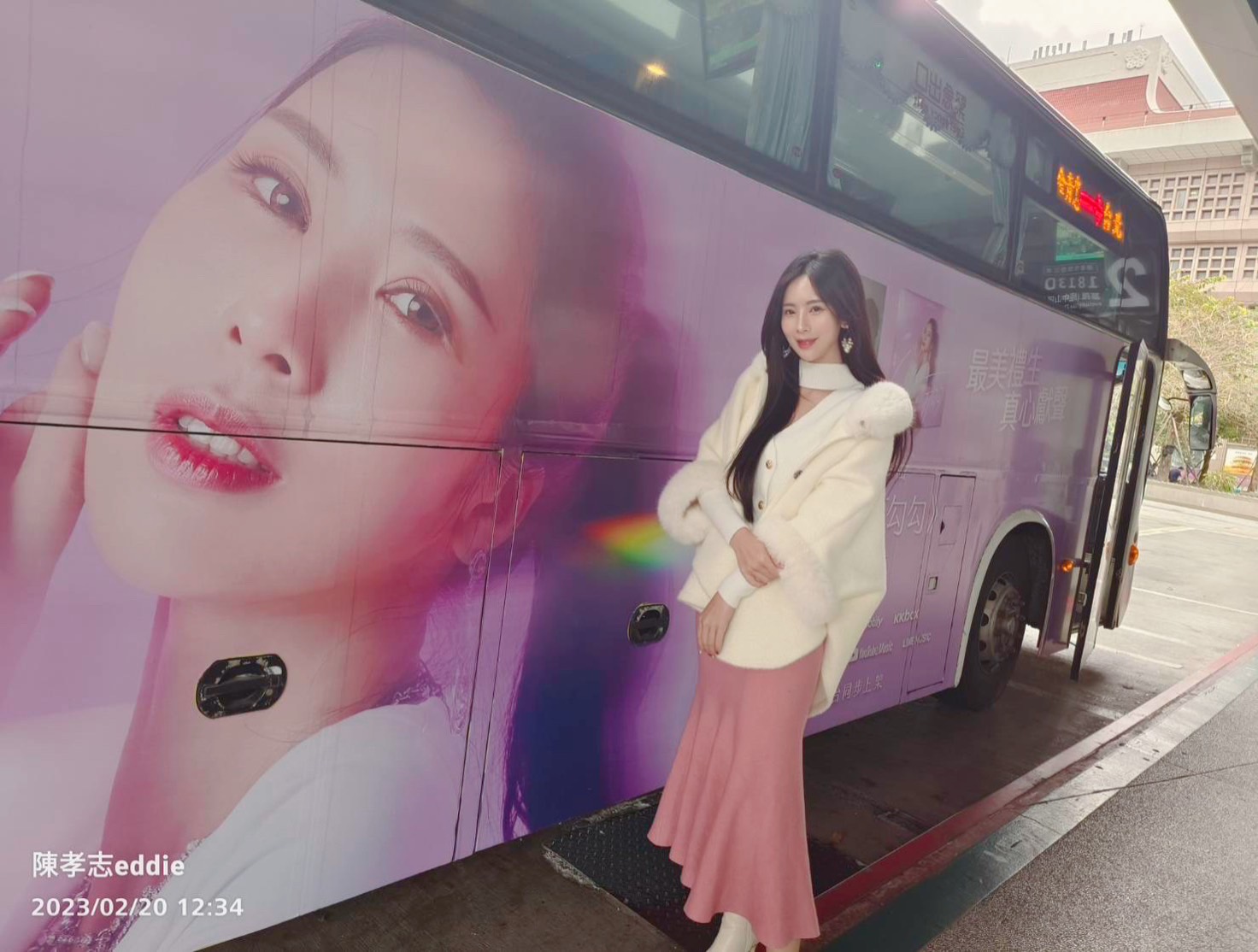 甄馨發行新歌，砸重金在600輛國光客運車廂貼海報全台跑透透。（陳孝志提供）