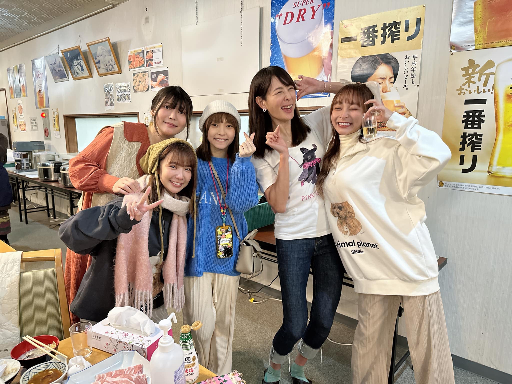 賈永婕(右二)在啦啦隊女孩中俏皮做鬼臉。(翻攝賈永婕臉書)