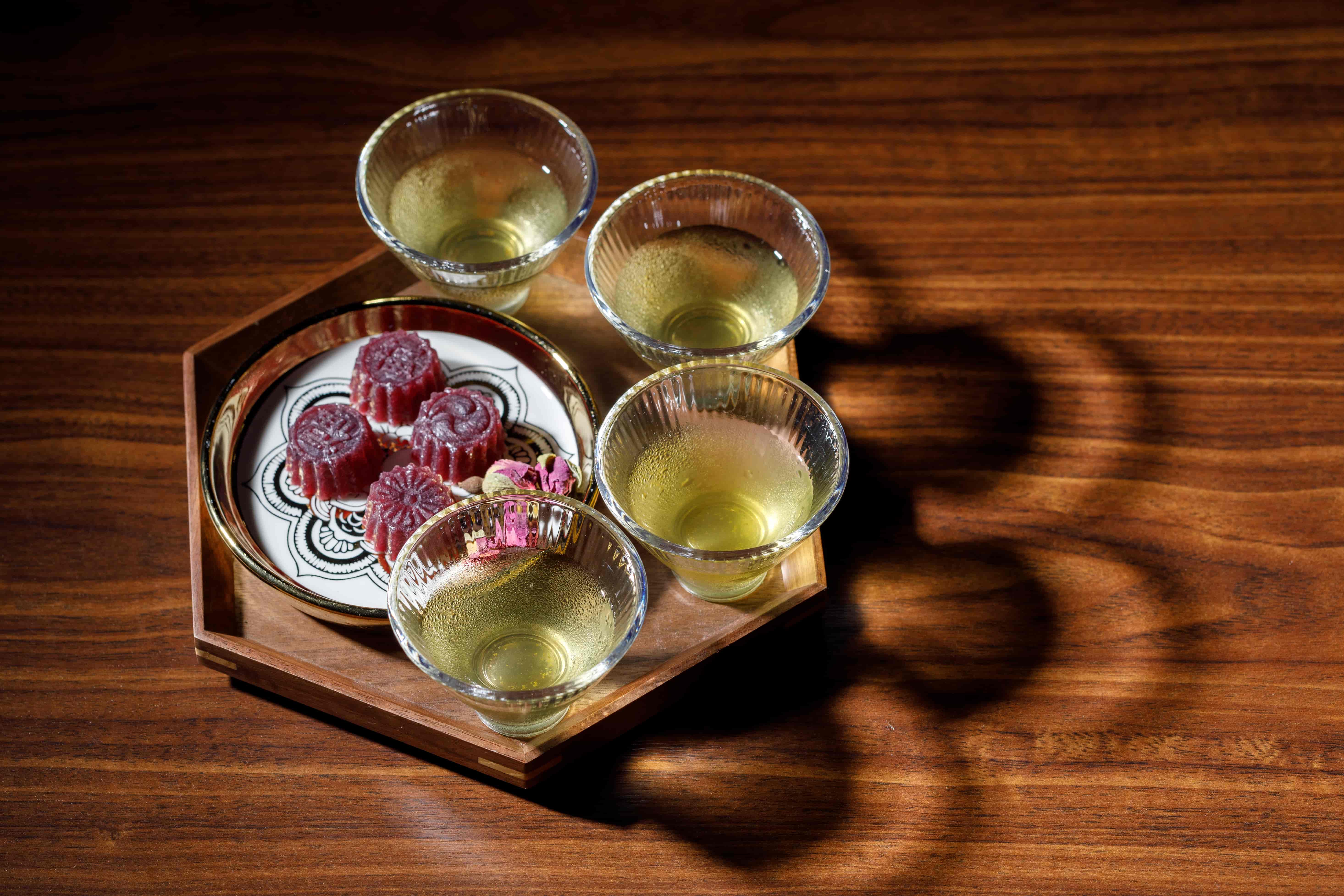 「薄荷糖綠茶」shot組,搭配了手工紅酒玫瑰琥珀糖,涼感中琥珀糖的甜香更清新。(600元/組)