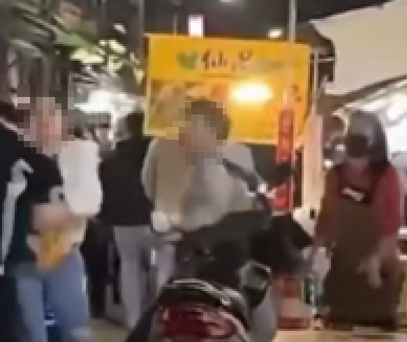 男子見女友剝不開栗子，憤而找攤商理論，爆發肢體衝突。（翻攝畫面）