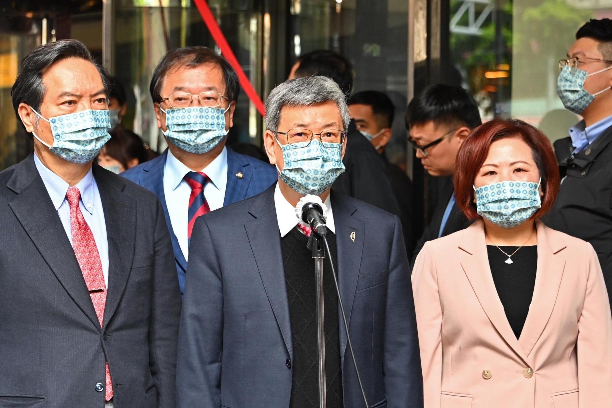 陳建仁(中)透露,疫後特別條例將補貼國保保戶自付額達50%。(行政院提供)