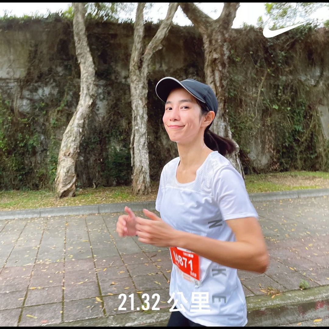 2021年挑戰21K女子半馬成功,全心地投入在運動的狀態讓温貞菱感到平靜、快樂。(翻攝自温貞菱IG)