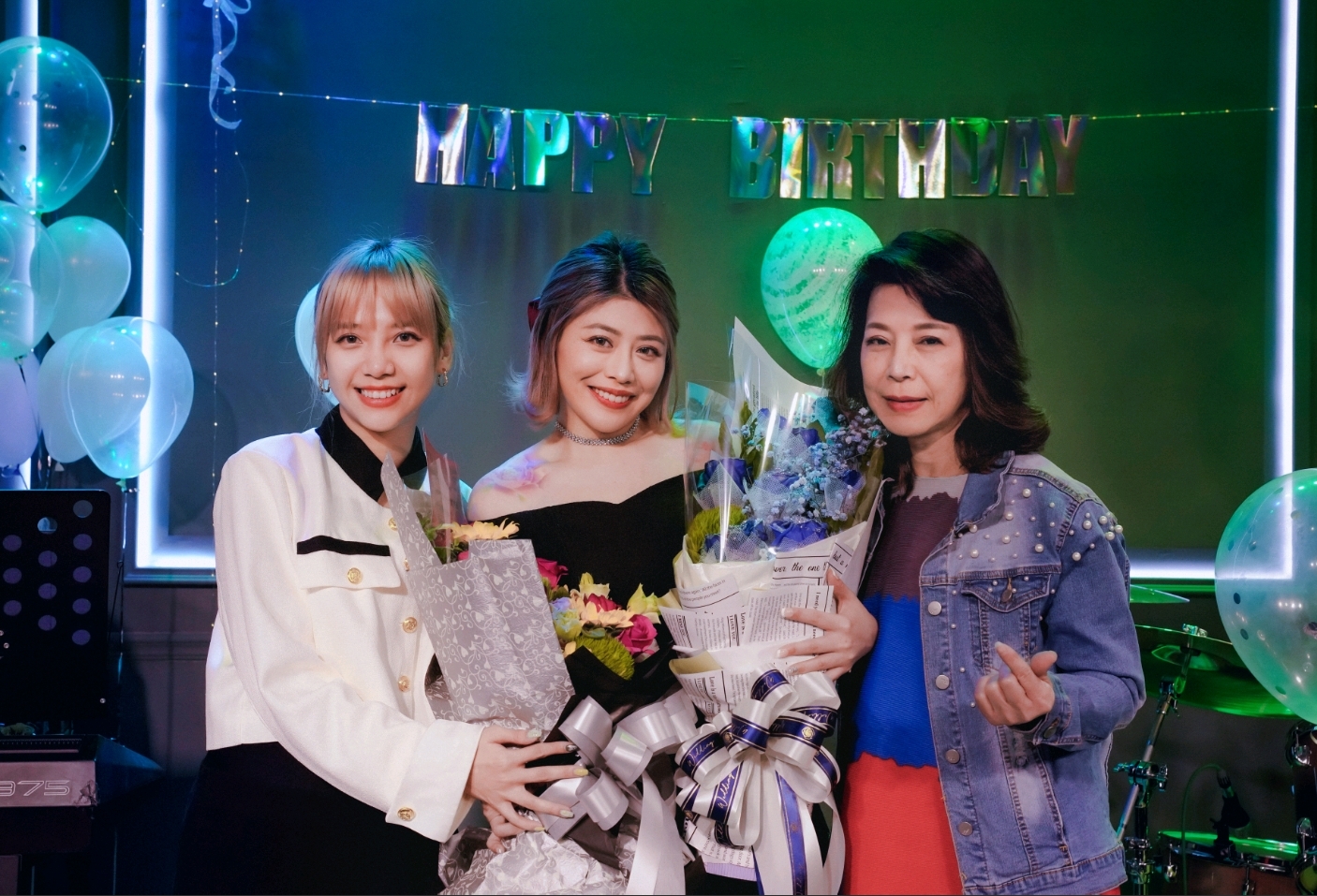 「頂聲對決」決賽日，張琳（左）和林吟蔚（中）會親自以評審的身份為選手點評。