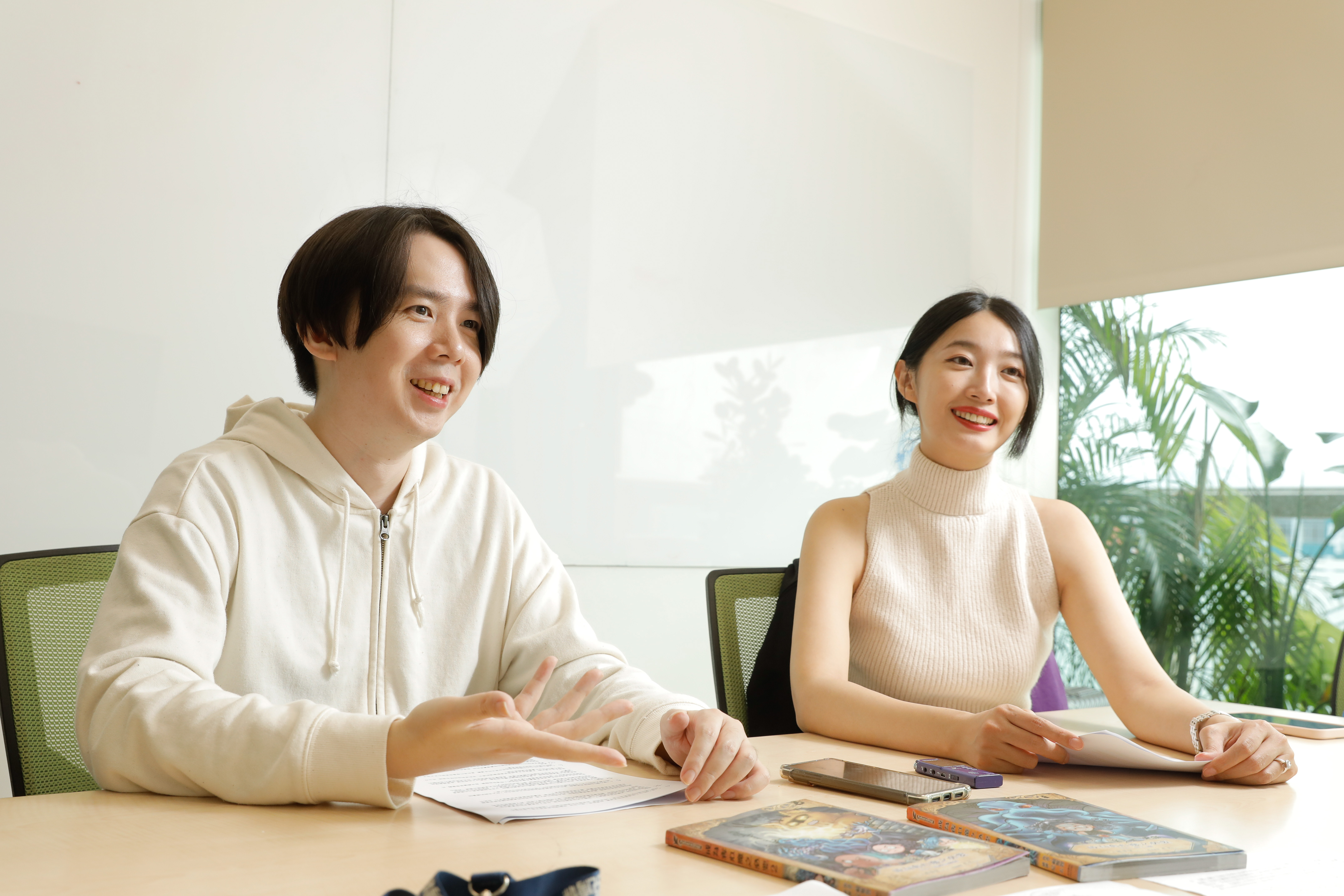 賴惟智（左）17歲時就認識18歲的彭莉婷（右）。
