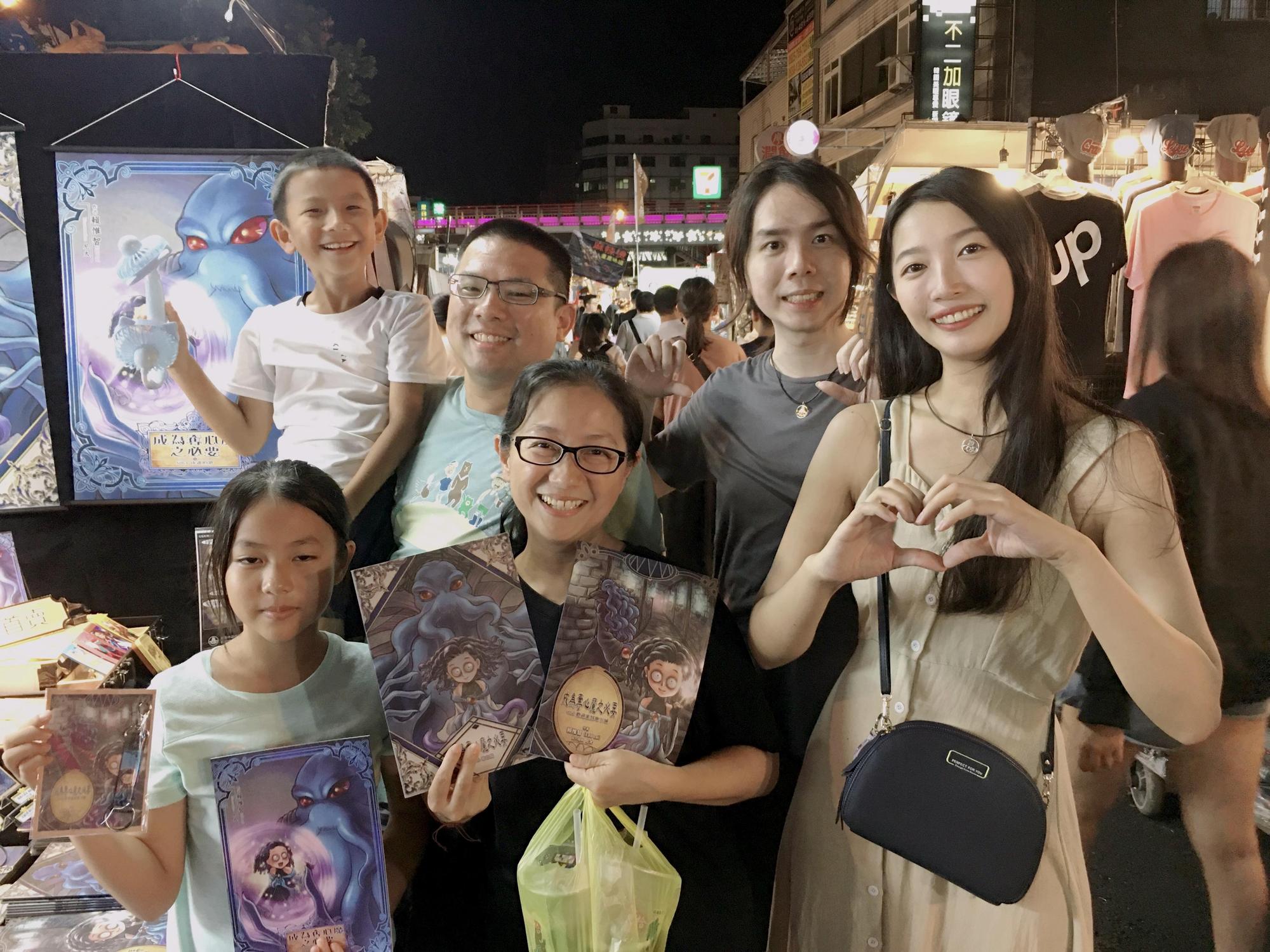 彭莉婷（右1）與賴惟智（右2）2020年在夜市擺攤賣《成為奪心魔之必要》漫畫，吸引大批粉絲到場。（艾德萊娛樂提供）