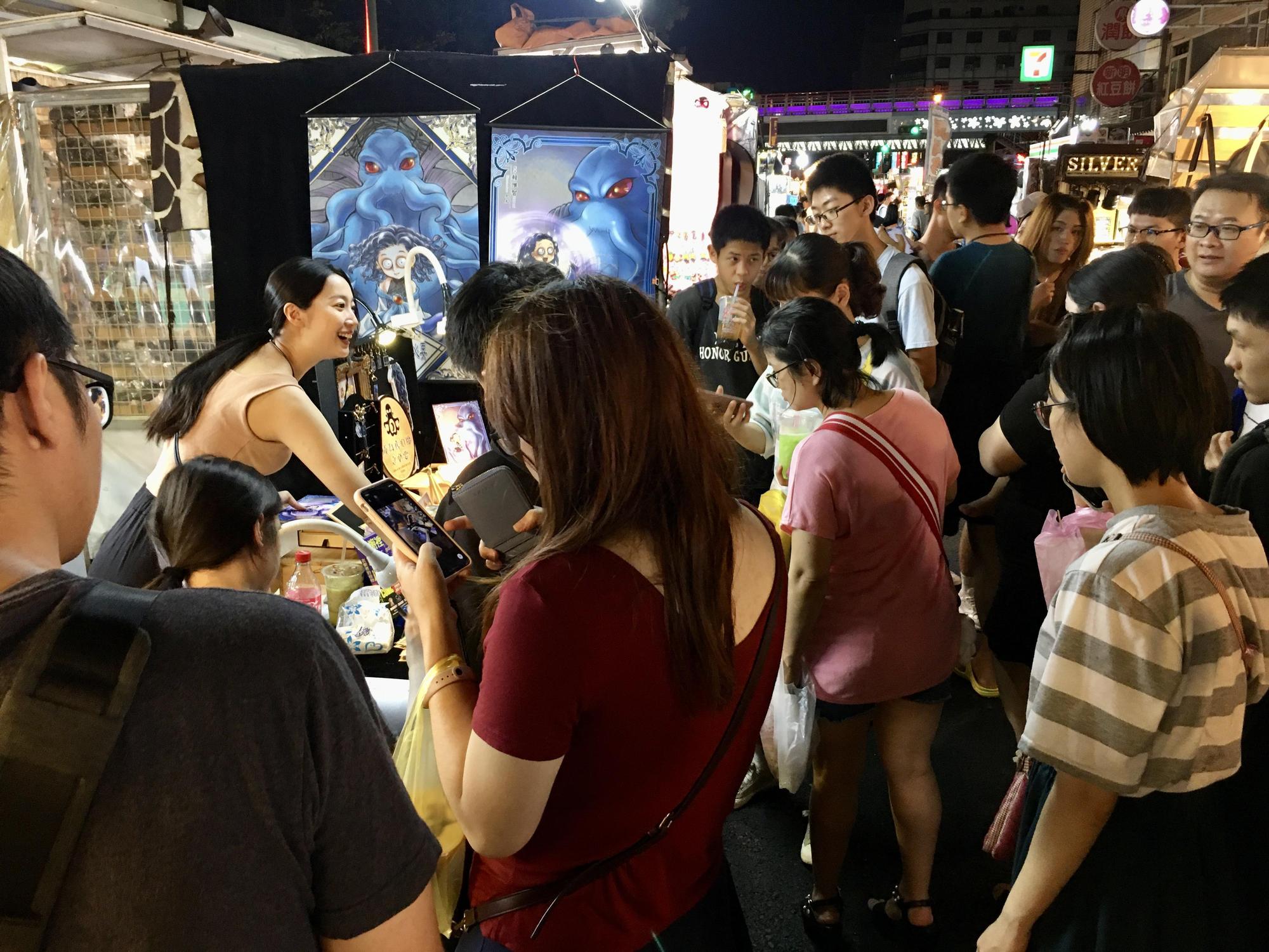 賴惟智與彭莉婷2020年在夜市擺攤賣《成為奪心魔之必要》漫畫，吸引讀者排隊圍觀。（艾德萊娛樂提供）