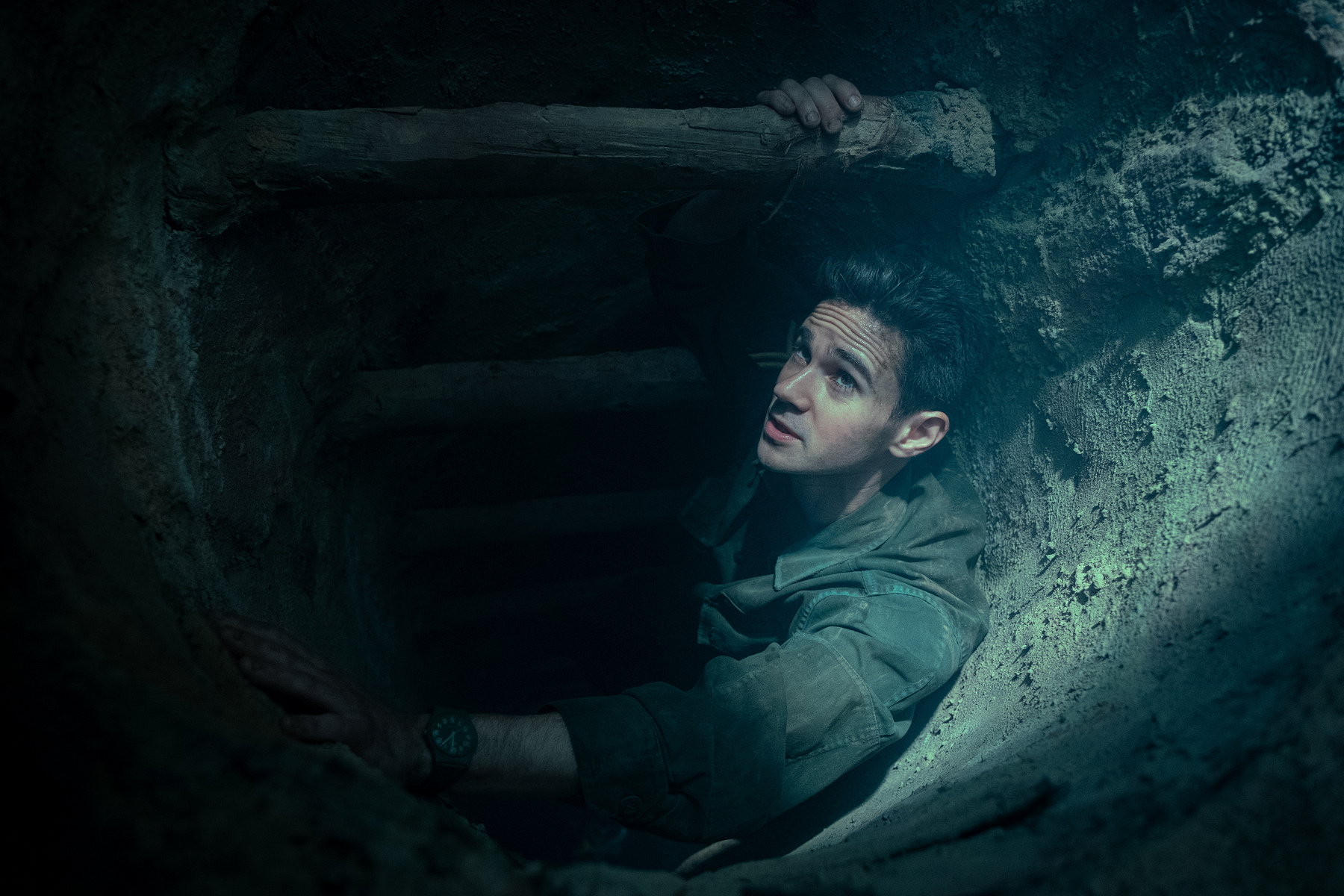 身高約170公分的康納保羅，要演出深入越戰地下隧道的驚險場面，也不得不彎腰。（采昌國際）