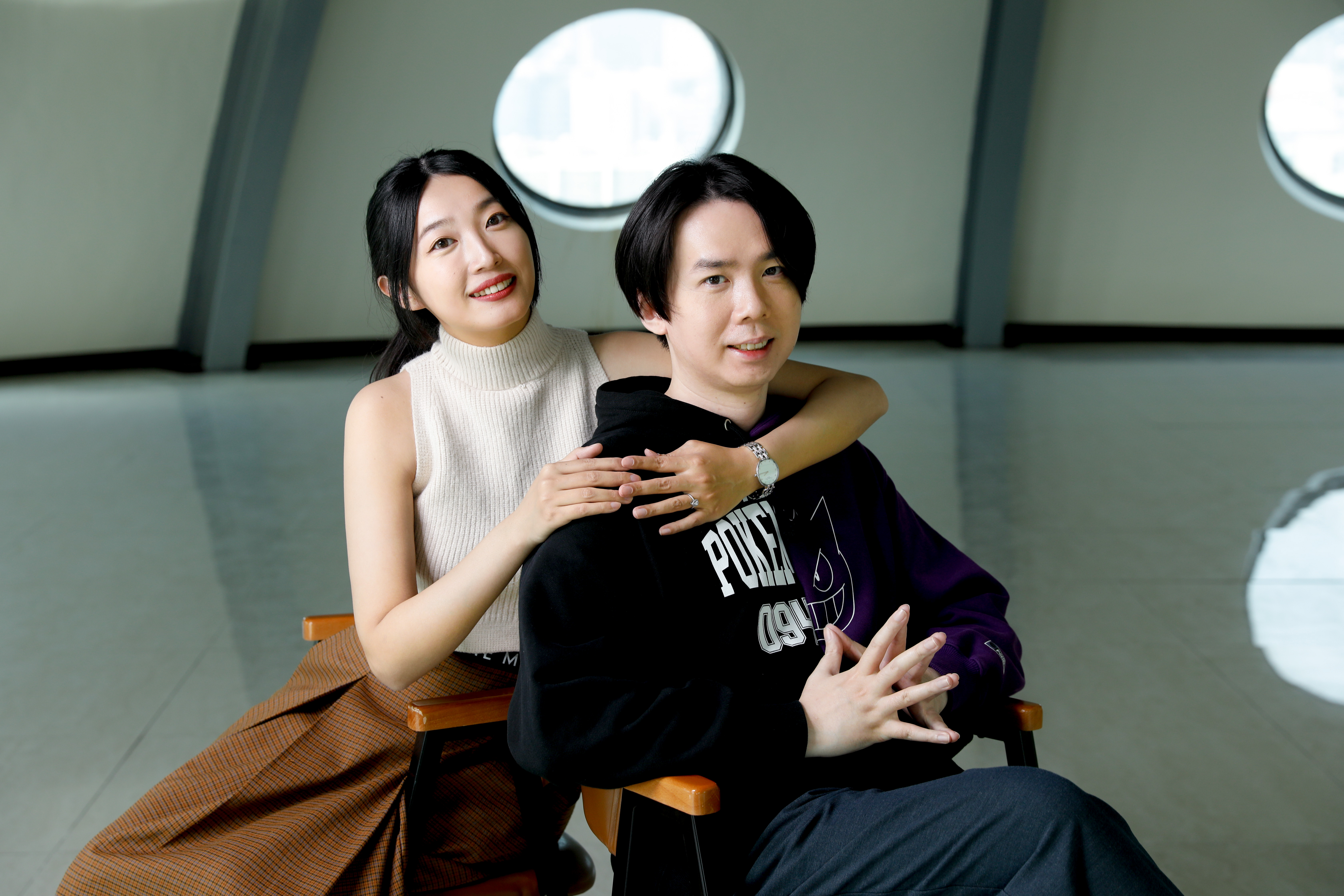 賴惟智（右）與妻子彭莉婷（左）合力孵育《成為奪心魔之必要》，兩人特別感謝「未來數位」社長韓京岳的協助。