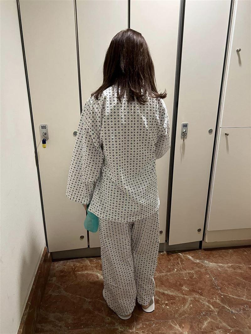 王彩樺女兒穿手術服準備動刀。（翻攝自王彩樺臉書）