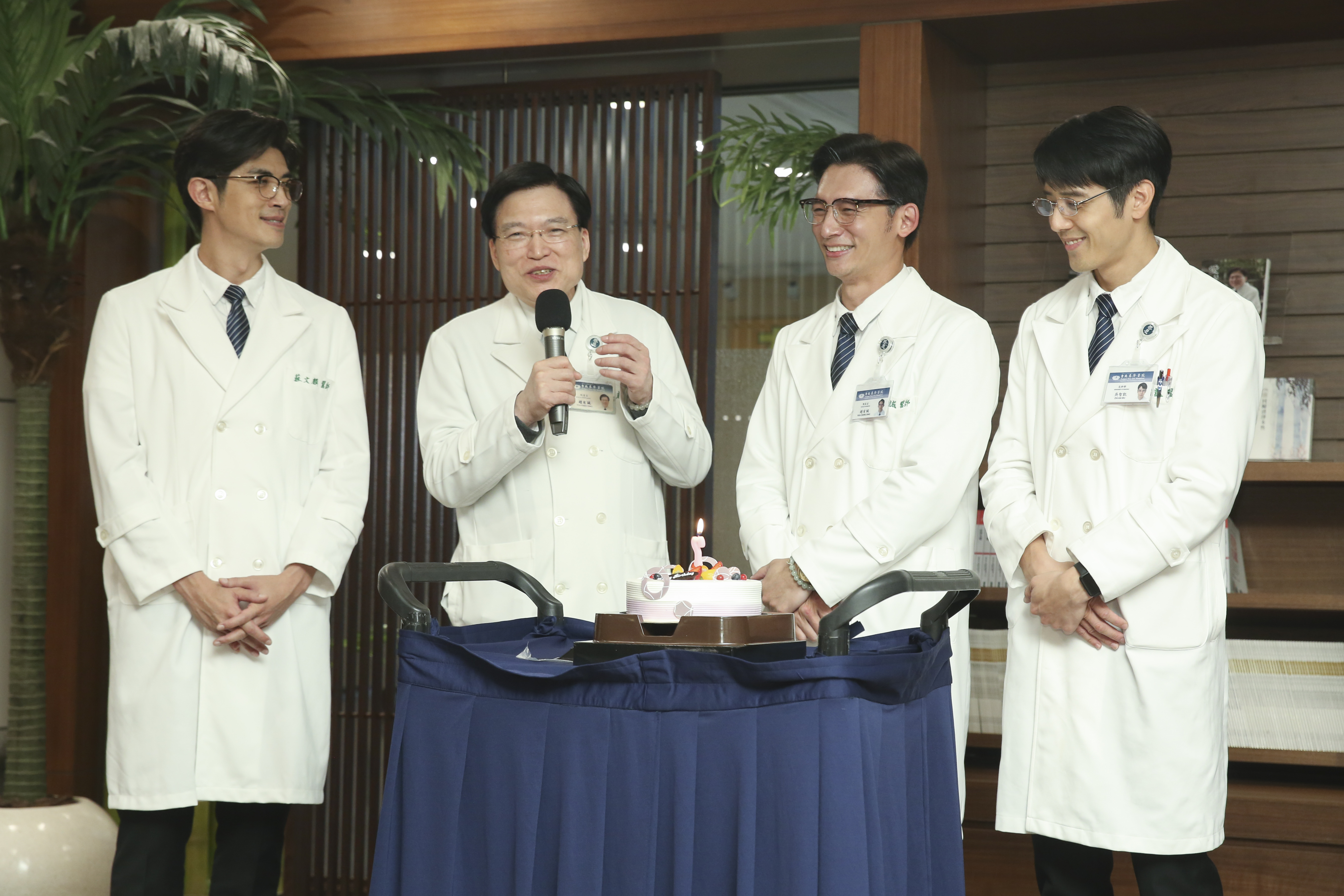 温昇豪今天客串演出大愛新戲《打怪任務》在片場過生日。