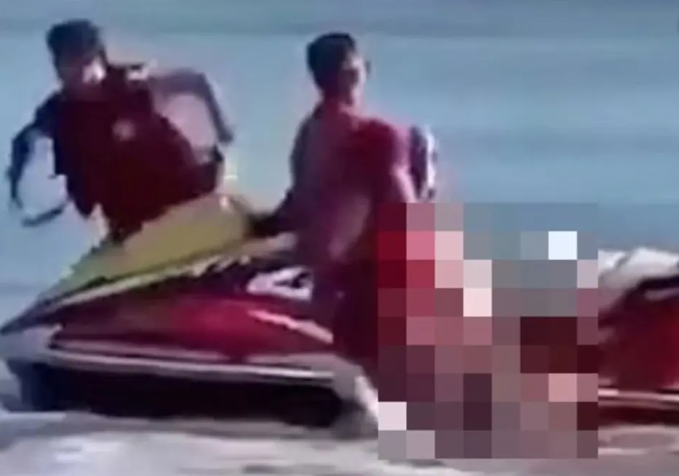 男遭鯊魚攻擊狠咬，在海中垂死掙扎影片曝光！救生員趕到仍救不回。（翻自《紐約郵報》）