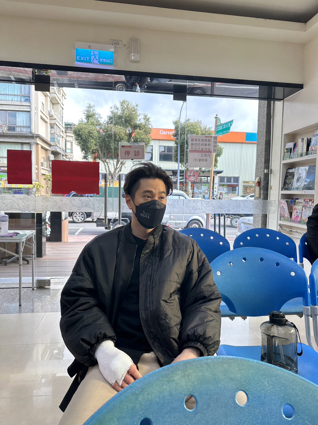 吳東諺拍外景受傷，手破皮滲血以及肌腱嚴重發炎，劇組緊急載去看診。（民視提供）