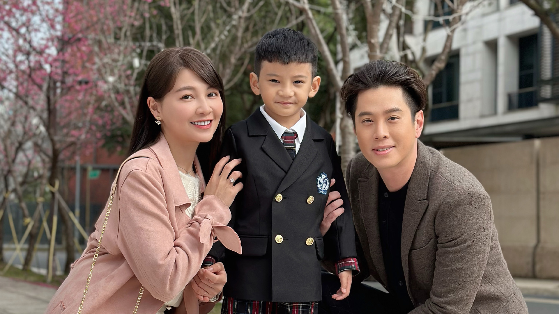 吳東諺（右）在《市井豪門》劇中被診斷出不孕症，和謝京穎（左）及童星羅程宇（中）的全家福照恐怕只能追憶。（民視提供）