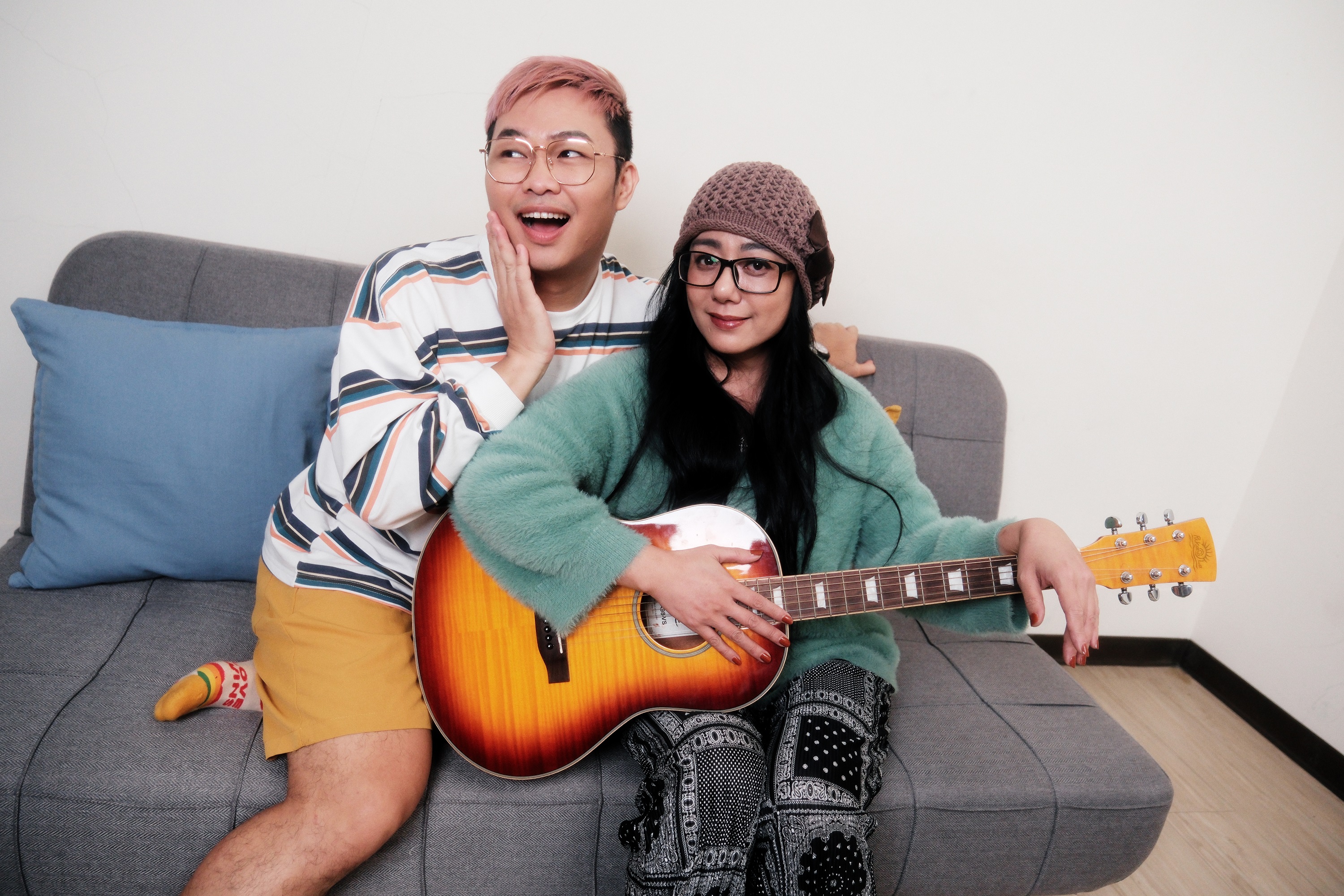 高慧君（右）接受那那大師（左）專訪，暢談從歌壇轉戰其他演藝領域的甘苦經驗。（小鋼砲娛樂提供）