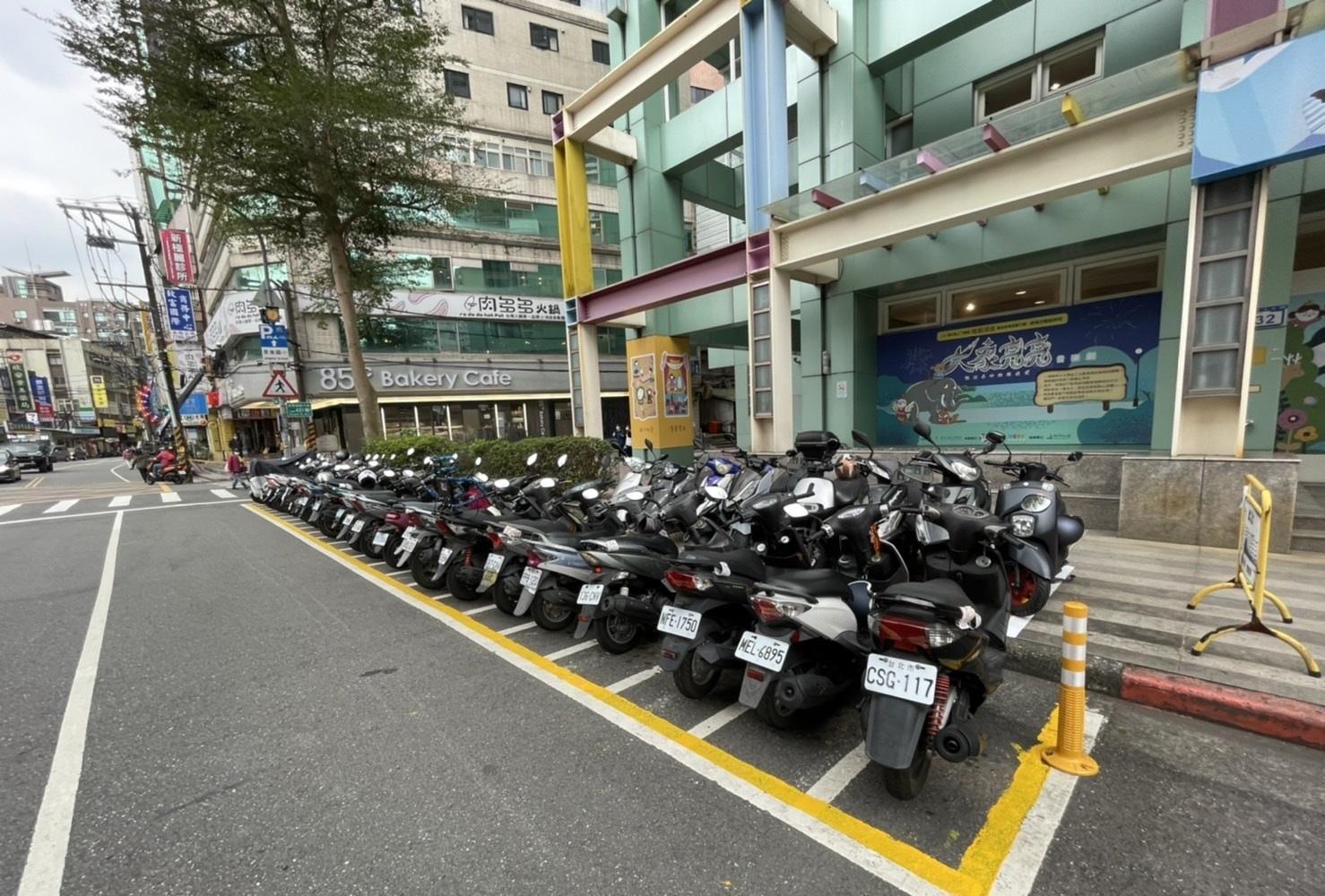 台北市政府交通局宣導路上看到黃色框的機車停車格為收費停車格。(翻攝自臺北交通大家談臉書)