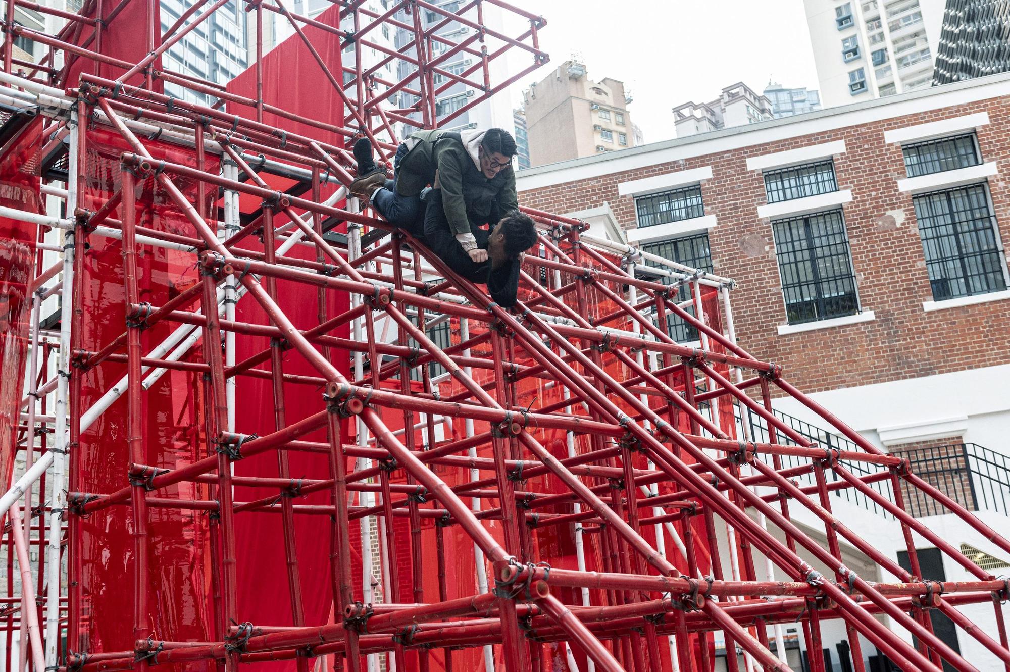 郭富城與對手從搭建的棚架往下滑，場面驚險。（華映）