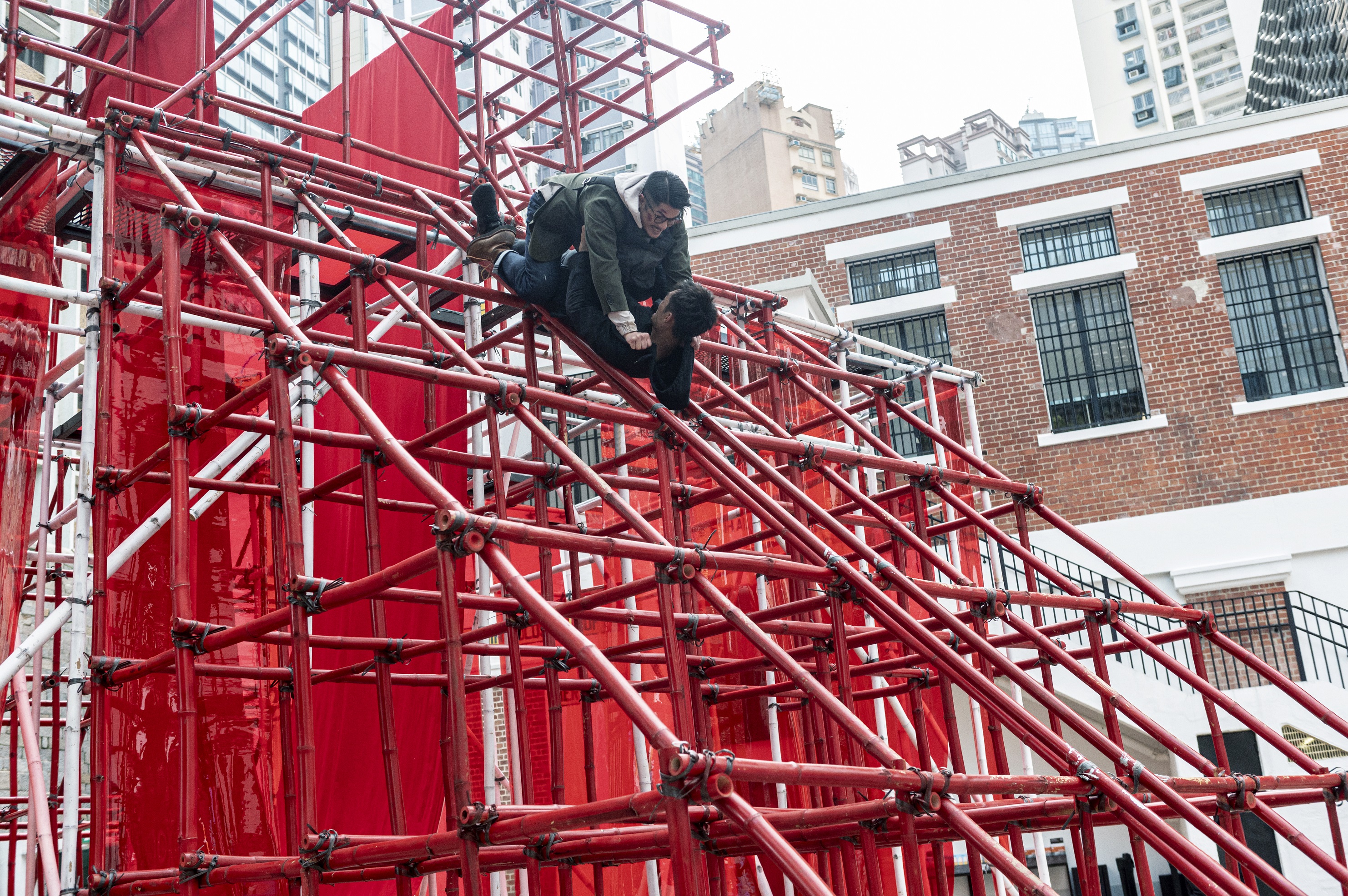 郭富城與對手從搭建的棚架往下滑，場面驚險。（華映）
