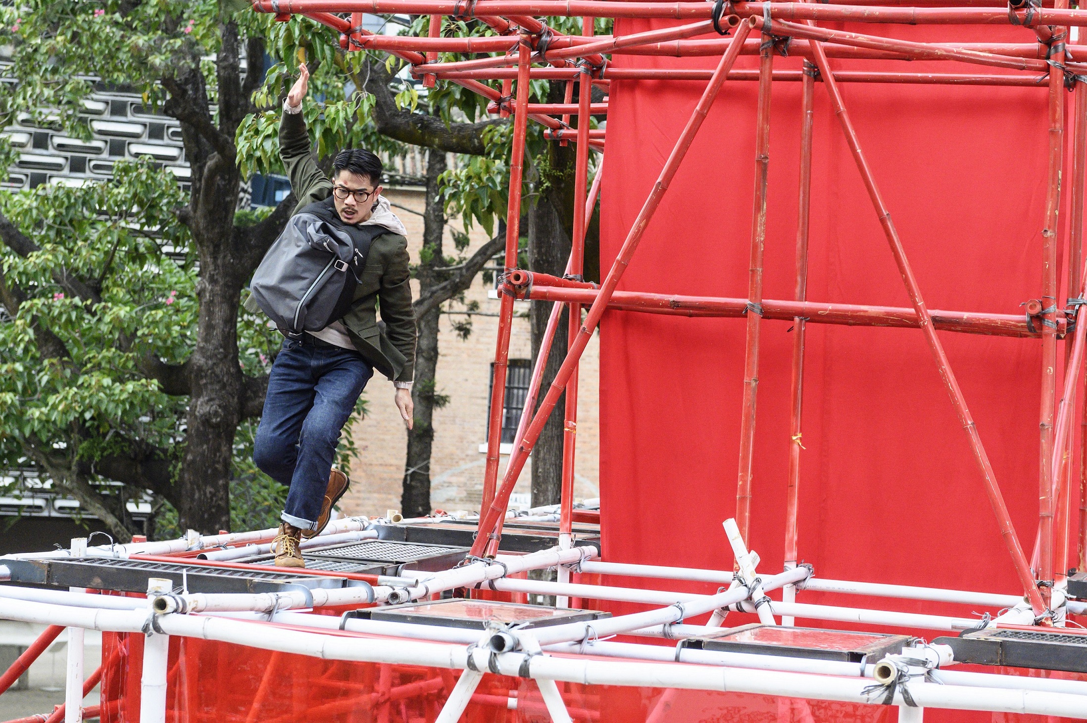 《斷網》中大多數危險動作郭富城都親身上陣，搏命演出。（華映）