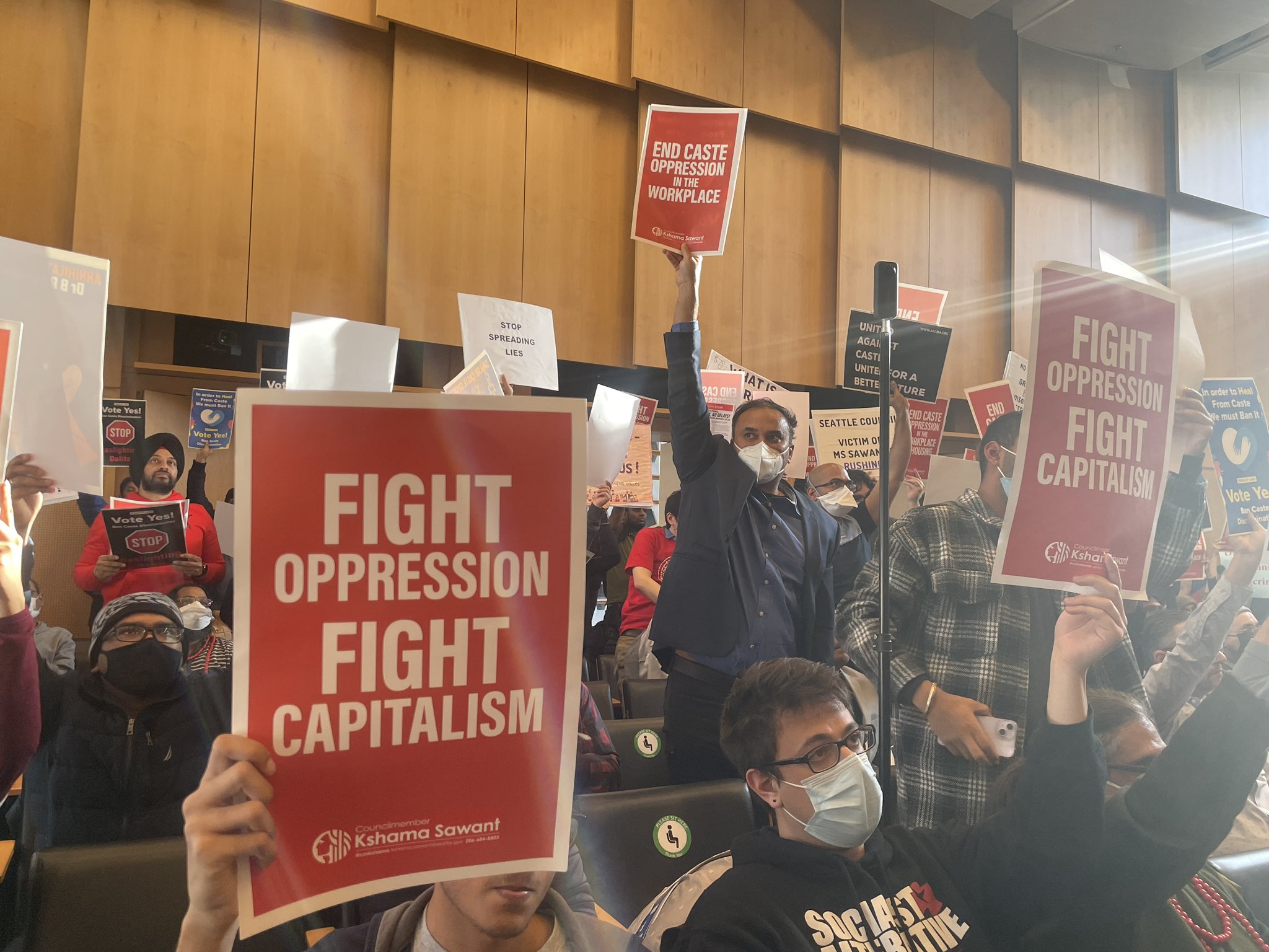 美國西雅圖議會將種姓制度納入該市反歧視法中，也是全球除南亞國家外，第一個通過該法的城市。（翻攝Kshama Sawant推特）