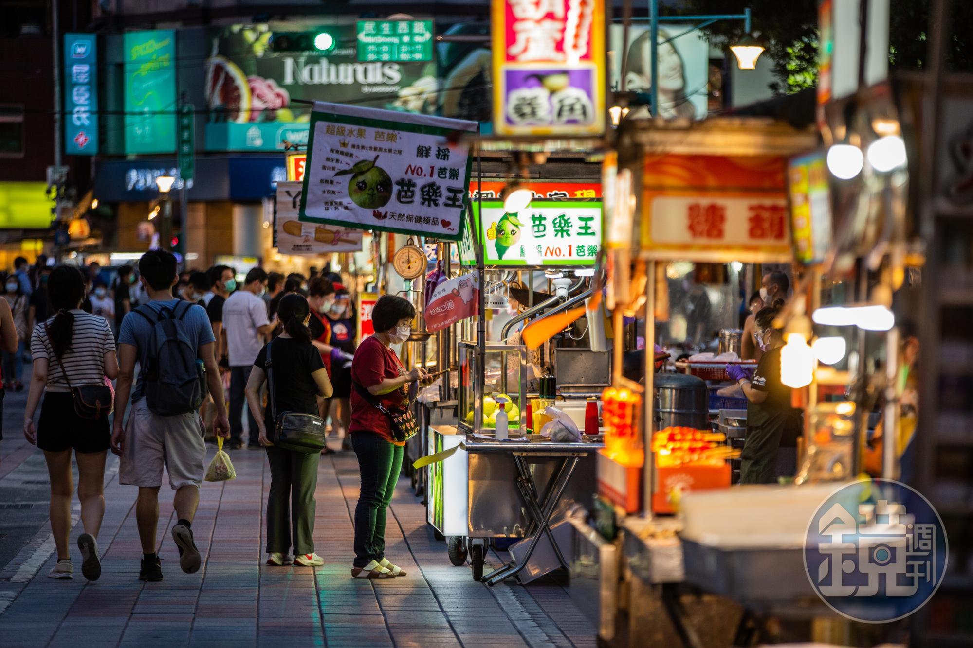 不少日本人喜歡來台灣旅遊逛夜市。(本刊資料照)
