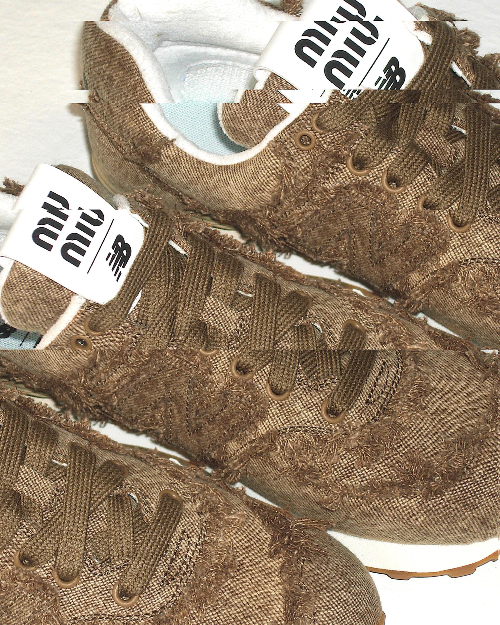 New Balance 574 x MIU MIU大理石紋丹寧布運動鞋。NT$32,000(MIU MIU提供)