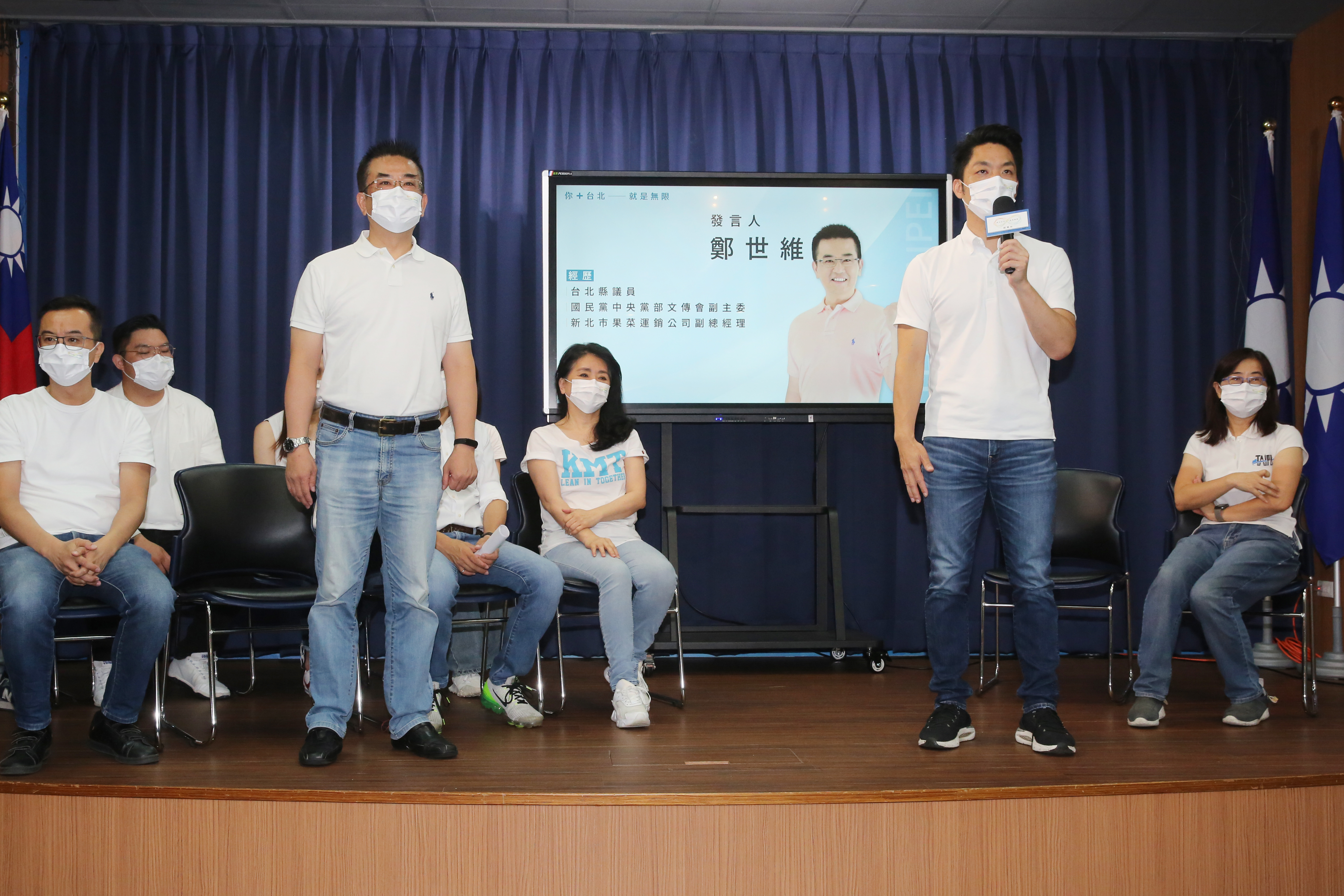 鄭世維（左）曾在蔣萬安（右）競選時期擔任發言人，如今將接任漁產公司董事長。（本刊資料照）
