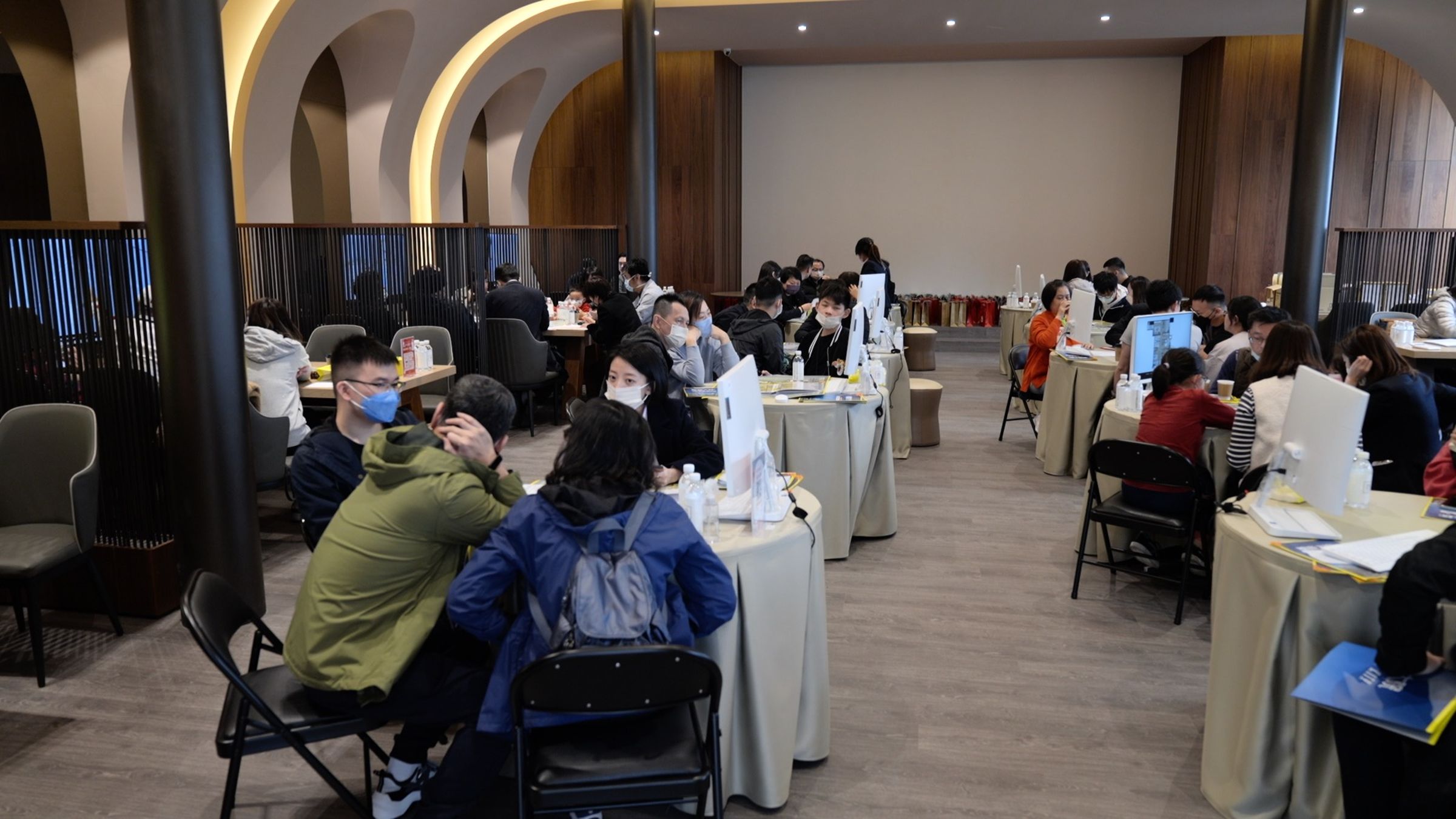 許多人趁著周末看房，不少父母選擇在房價不高時替孩子購置一個穩定的家。